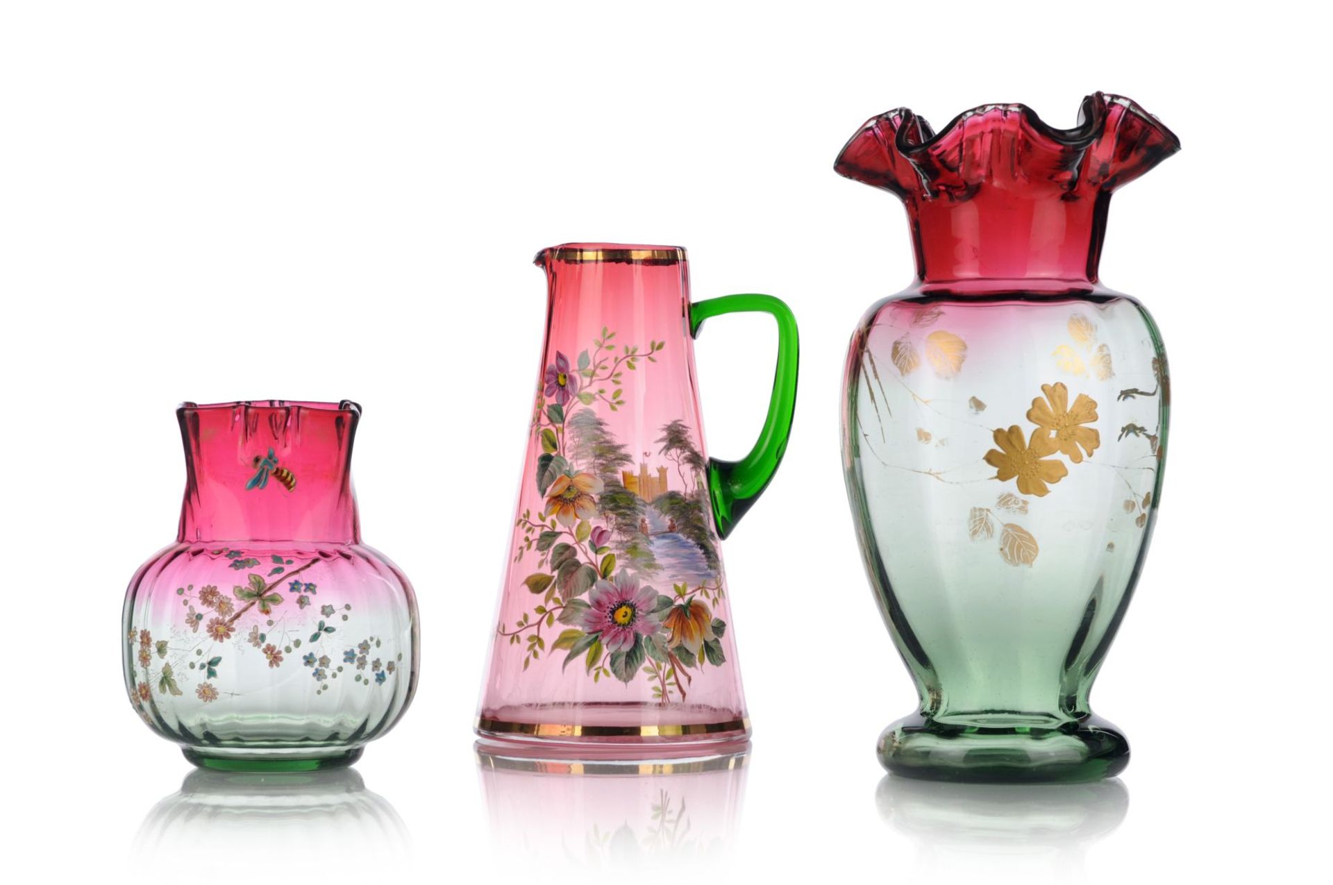 Henkelkrug / Hohe Vase / Kleine Vase. Böhmen. Wohl um 1900. Magentafarben und grün getöntes Glas,