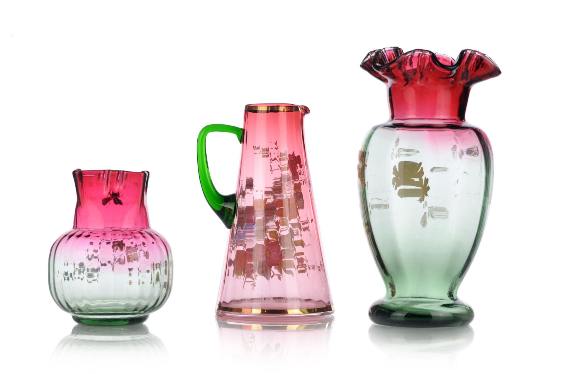 Henkelkrug / Hohe Vase / Kleine Vase. Böhmen. Wohl um 1900. Magentafarben und grün getöntes Glas, - Bild 2 aus 2