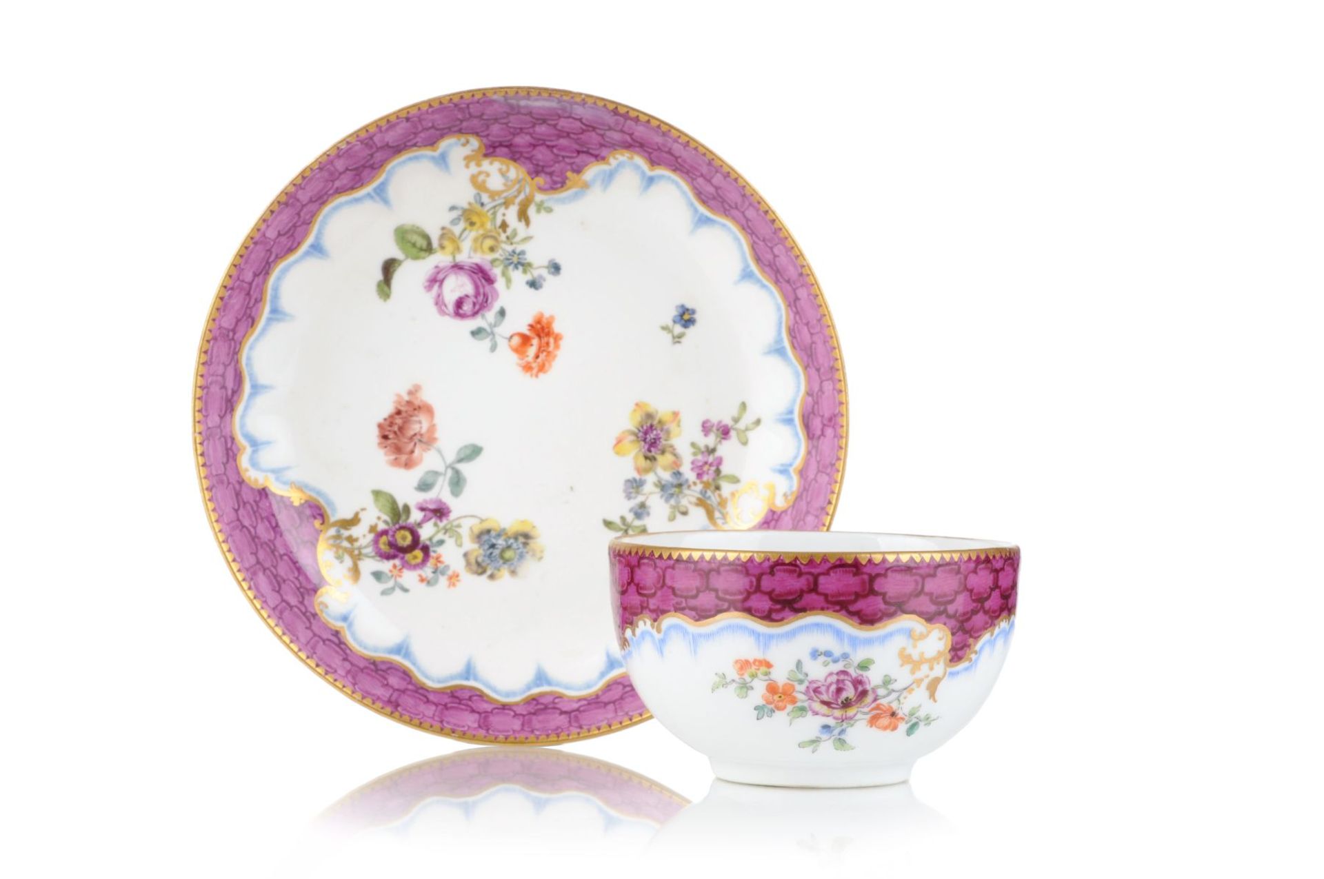 Mokkatasse und Untertasse "Manieristische, bunte Blütenzweige und Schuppendekor in Purpur". Meissen. - Image 2 of 2