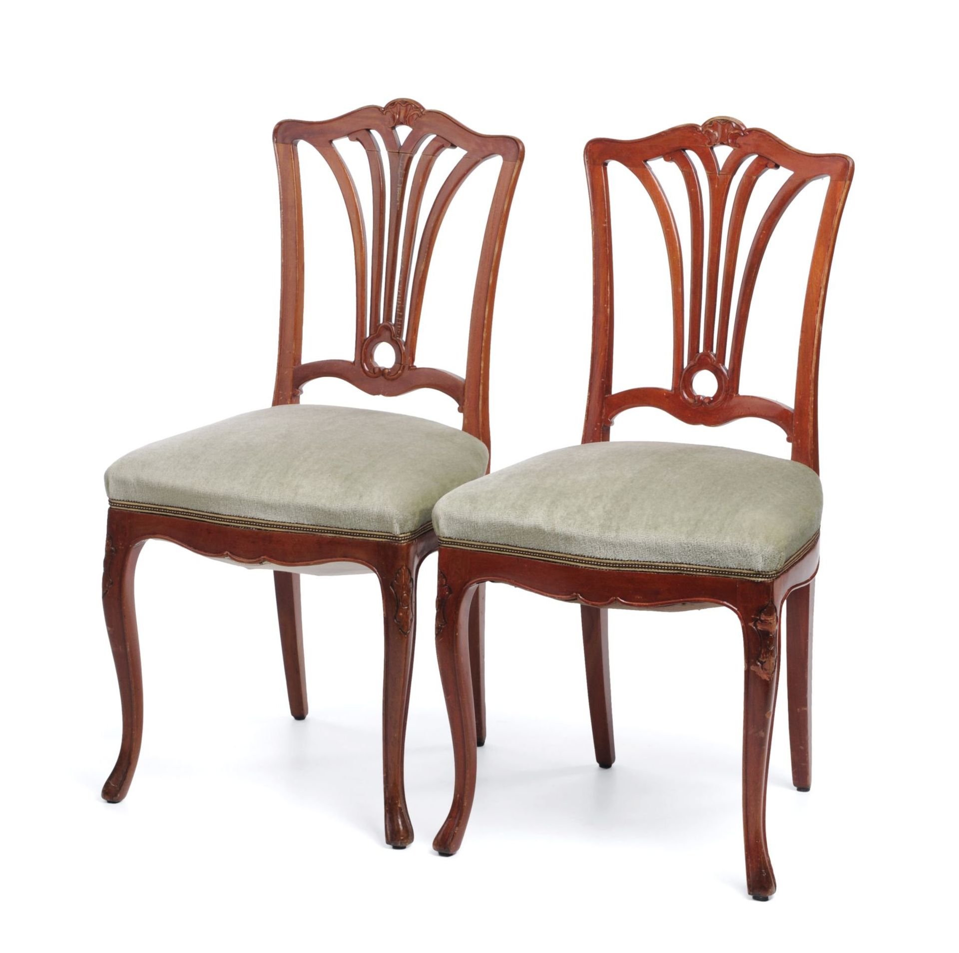 Paar Salonstühle. Wohl um 1900. Buche, rötlich lasiert und lackpoliert. Trapezförmige Sitzflächen