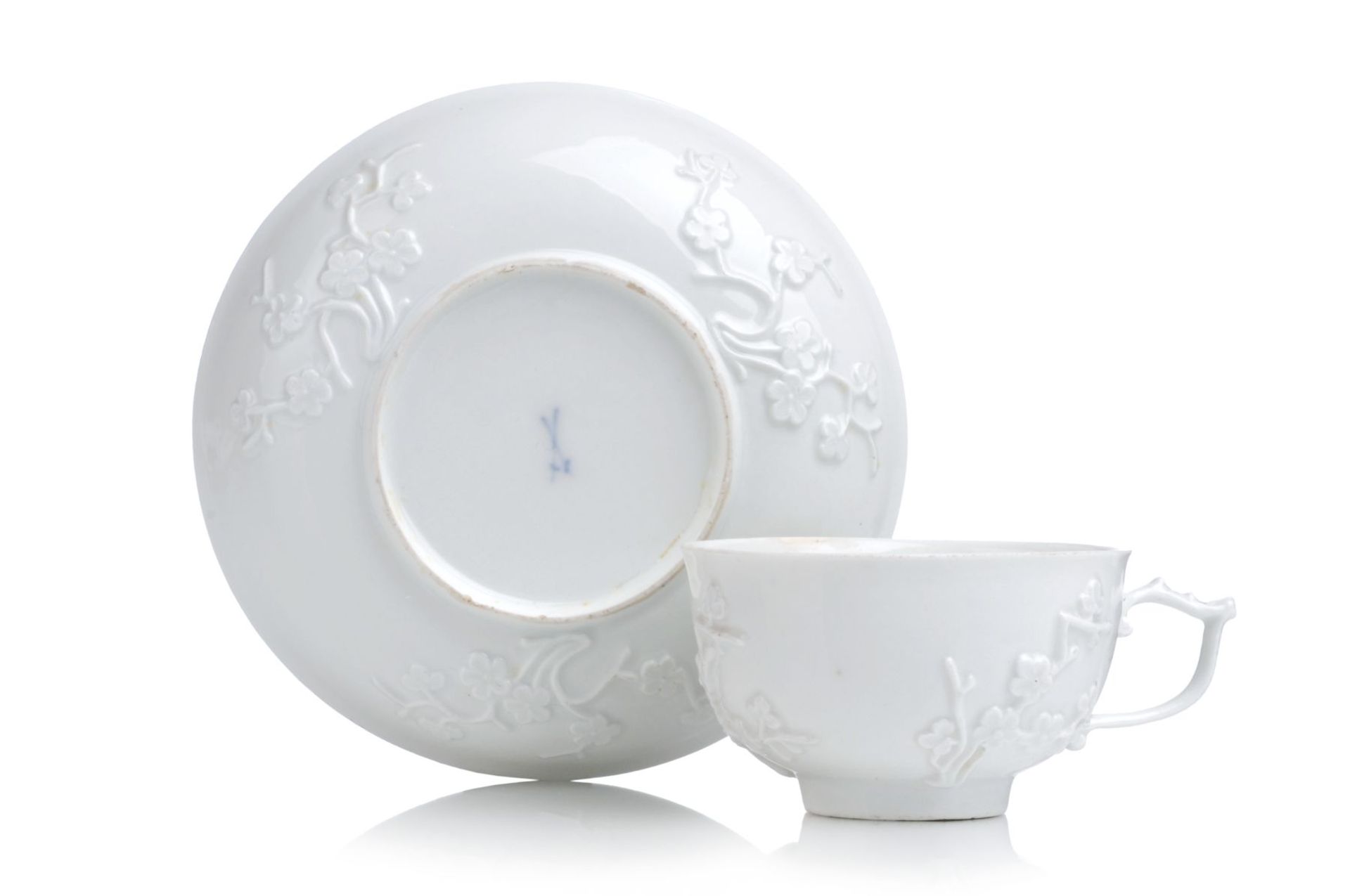 Tasse und Untertasse "Prunuszweige". Meissen. Wohl um 1745. Porzellan, glasiert. Glockenförmiger - Image 2 of 2