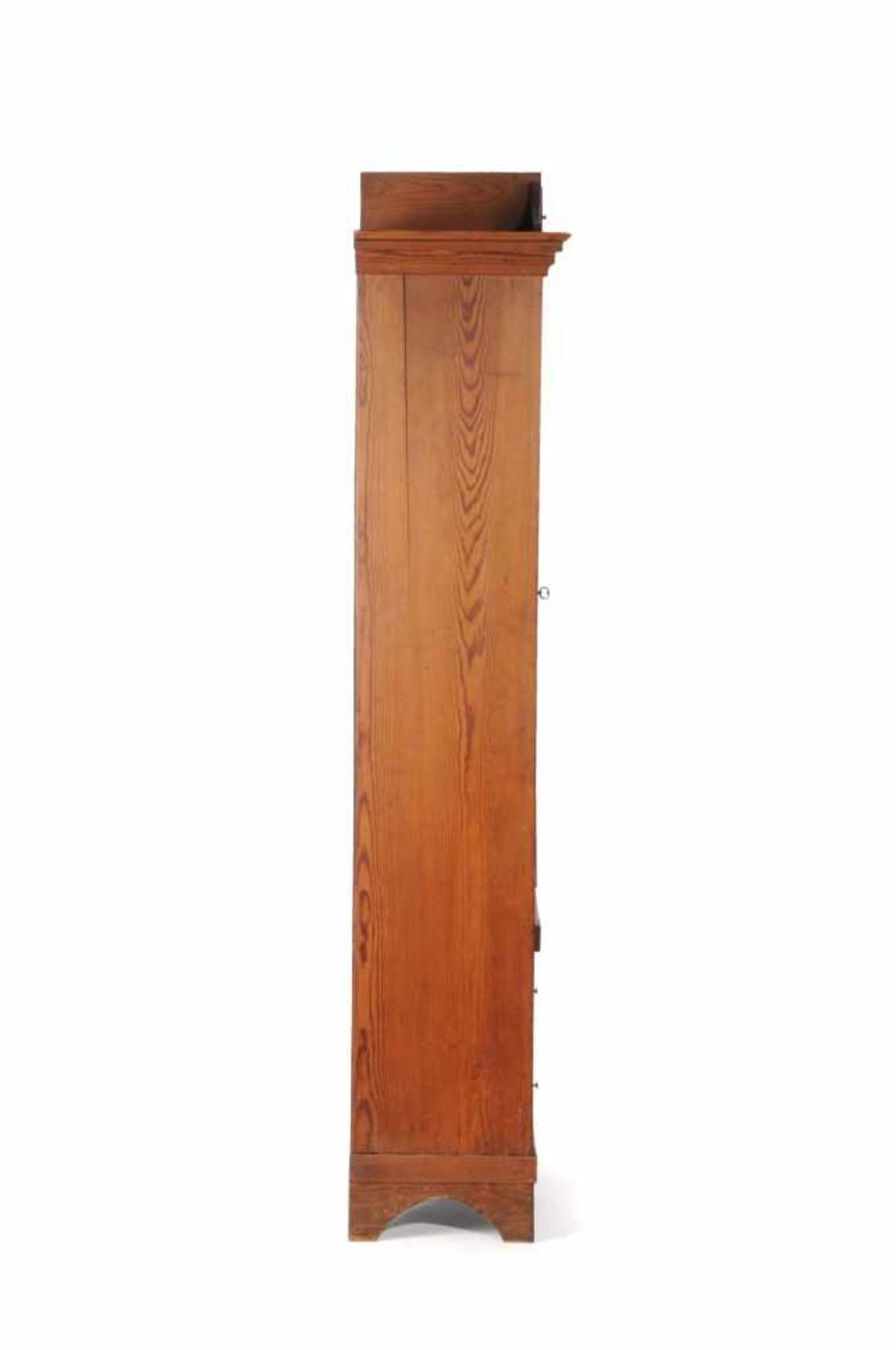 Vitrinenschrank. Um 1860/1870.Nadelholz. Hochrechteckiger, zweitüriger Korpus, eine Tür als - Bild 2 aus 2