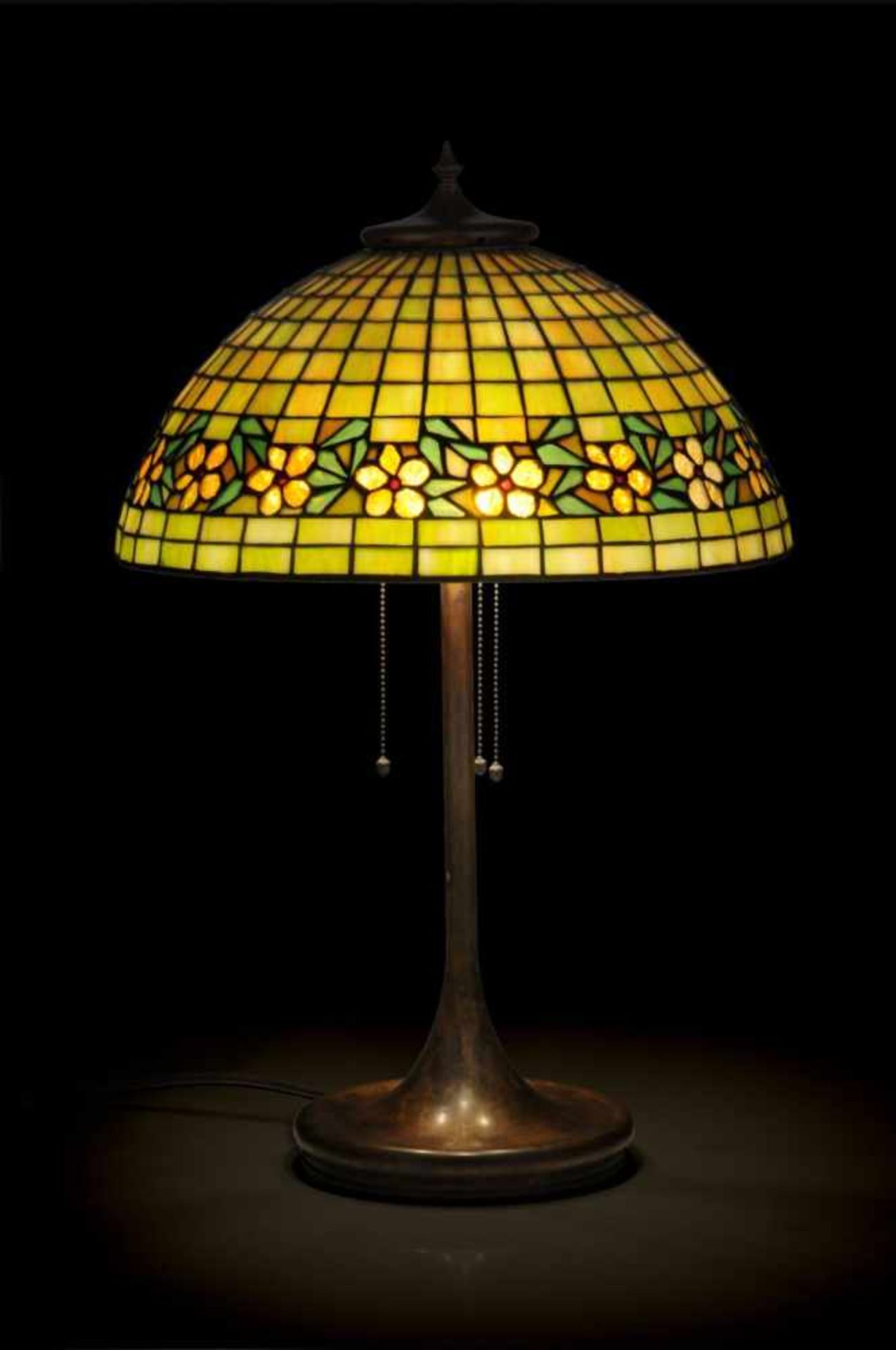 Tischlampe in der Art von Tiffany. 1. H. 20. Jh.Farbiges Glas, Lötzinn und Messing, dunkelbraun - Bild 2 aus 3