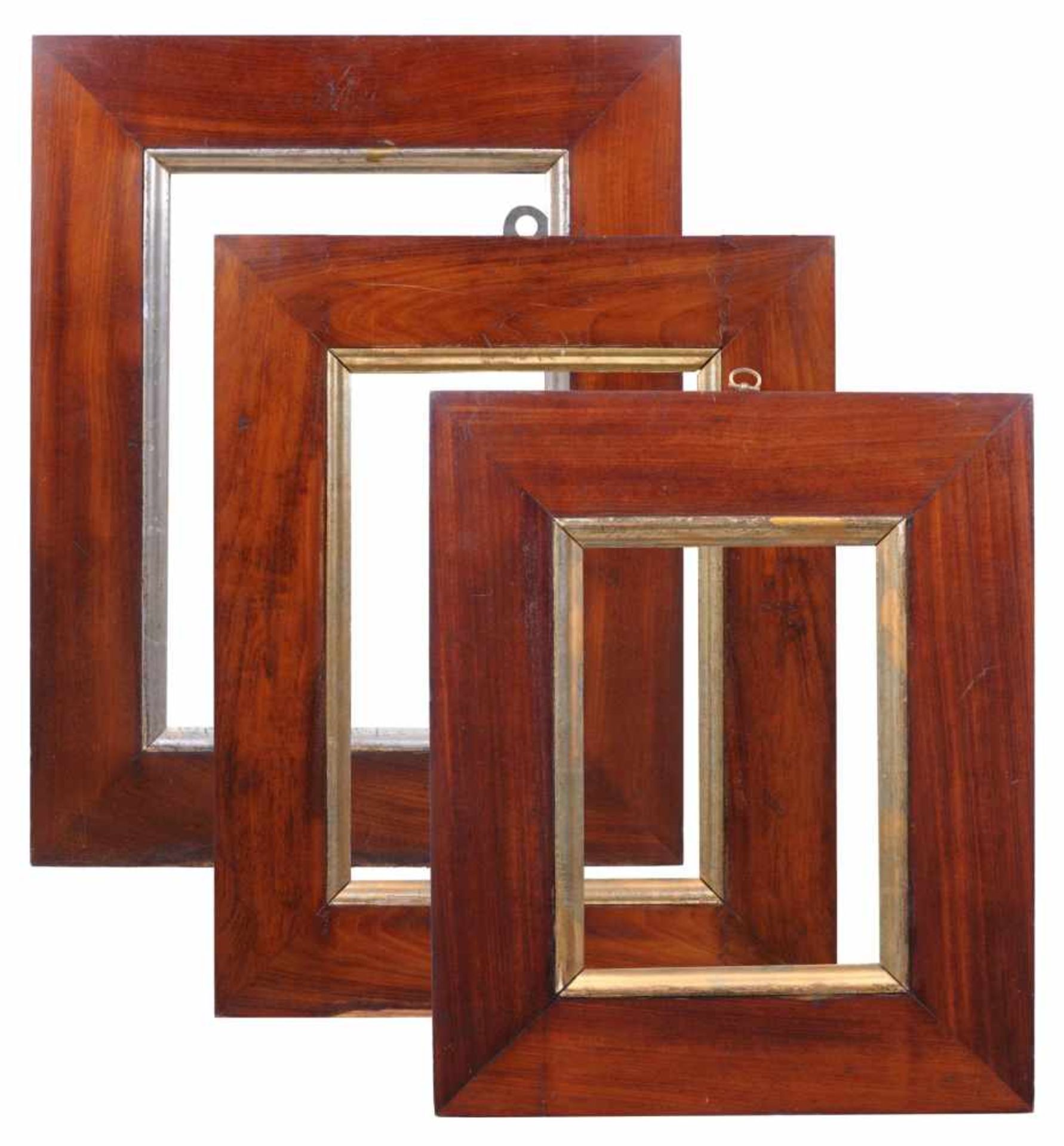 Drei Plattenrahmen mit versilberter Sichtleiste. 19. Jh.Holz, Schlitz-Zapfen-Eckverbindung, recto