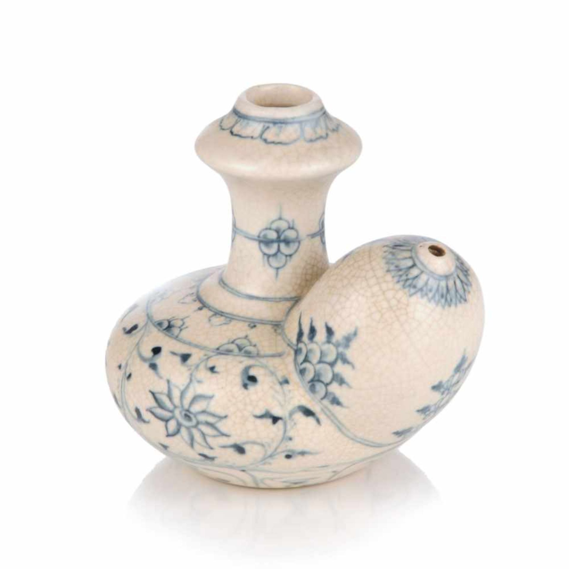 Kendi (Ausguss- oder Trinkgefäß). Wohl Vietnamesisch. 20. Jh.Keramik, weißer Scherben, weiße