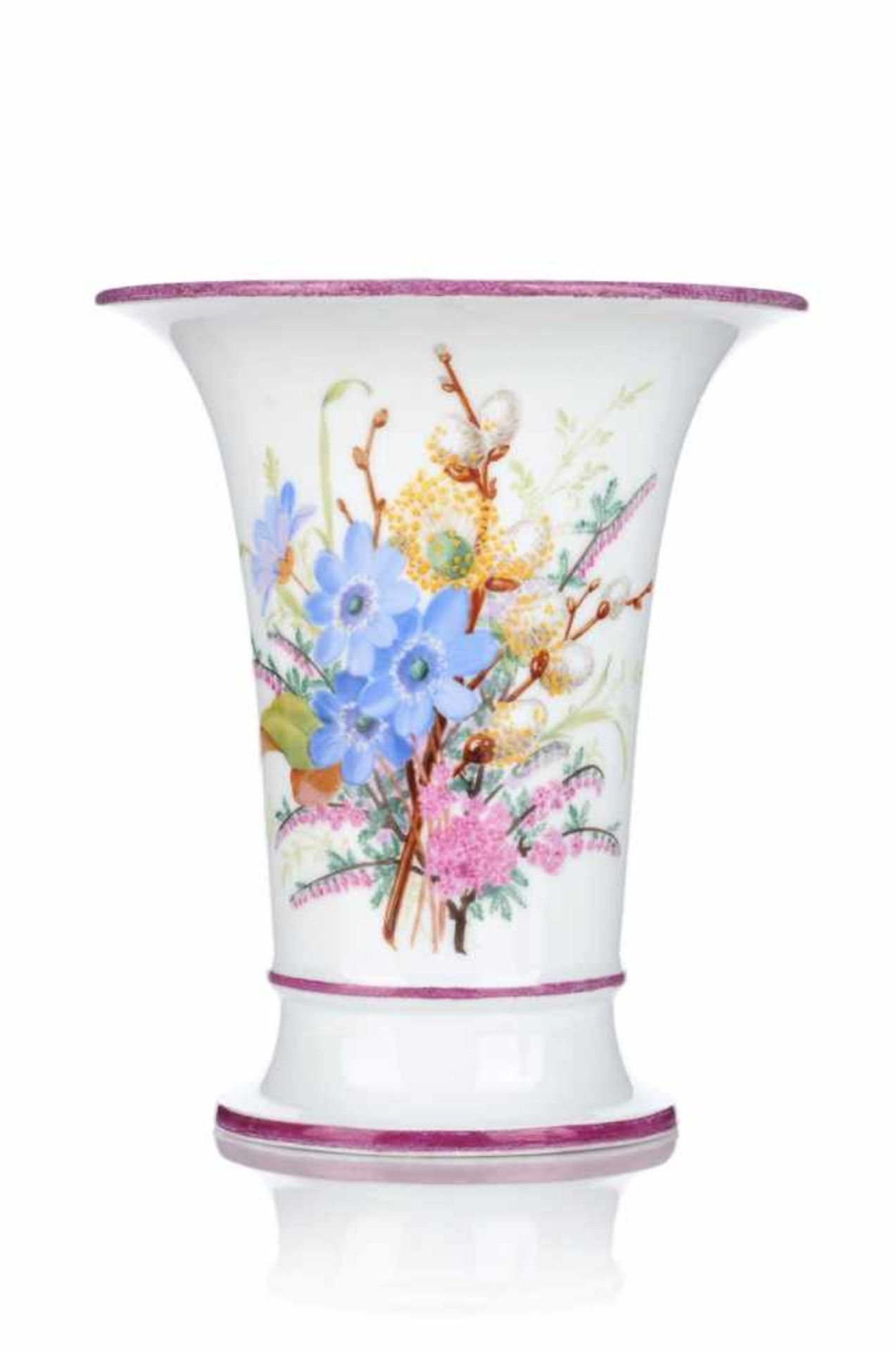 Kratervase mit Frühlingsbukett und Ehrensymbol aus dem Ersten Weltkrieg. Meissen. Um 1915/1916.