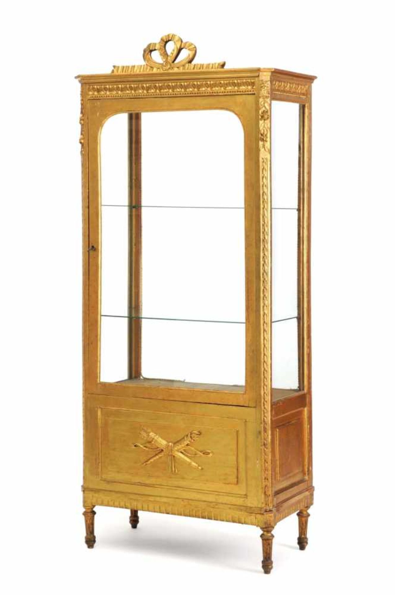 Zierliche Vitrine im Louis XVI-Stil. Wohl um 1900.Holz, mit Bolusgrundierung und goldfarbenem