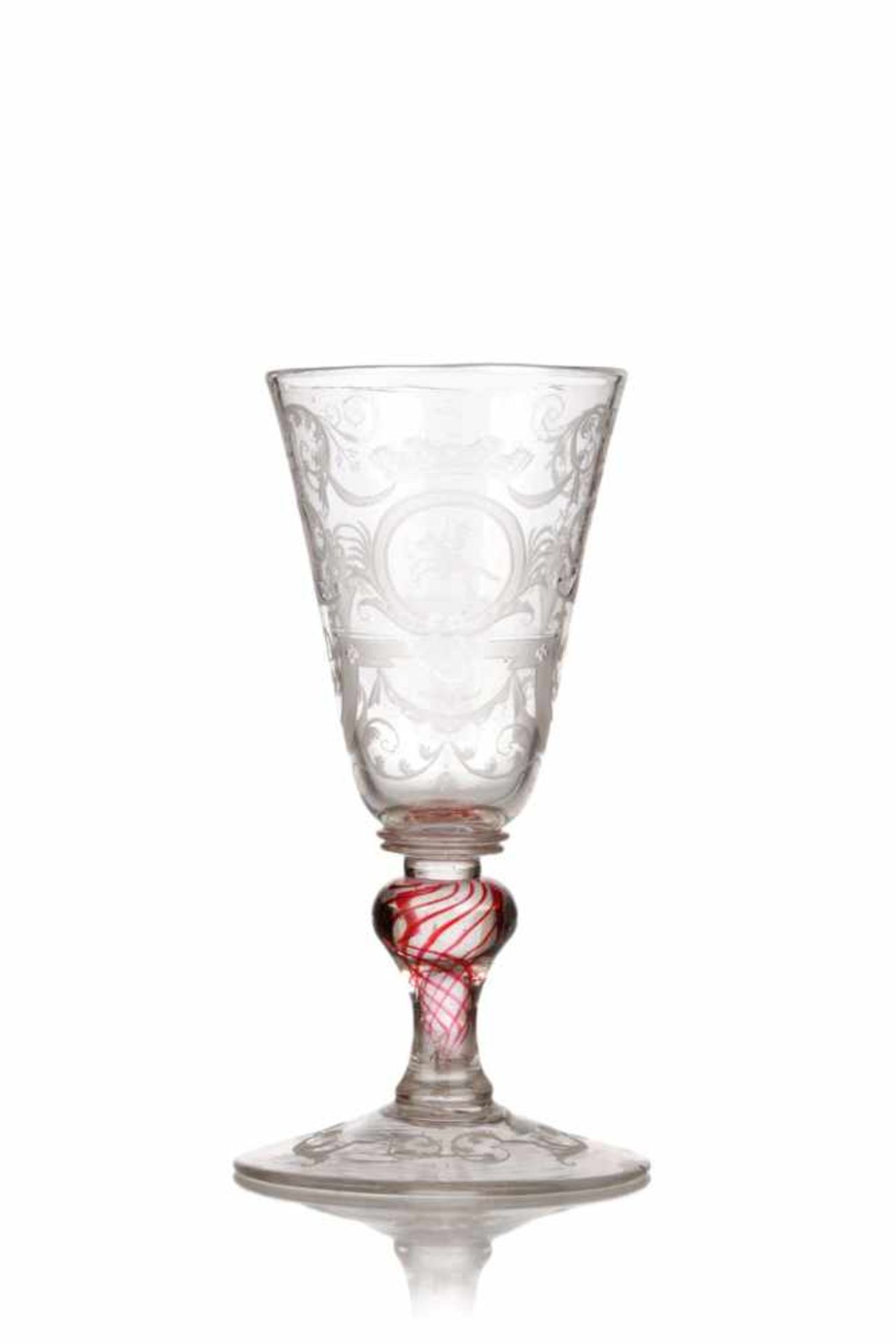 Pokalglas mit Reiterdekor. Böhmen. 18. Jh.Farbloses, schlieriges und leicht blasiges Glas, teils mit