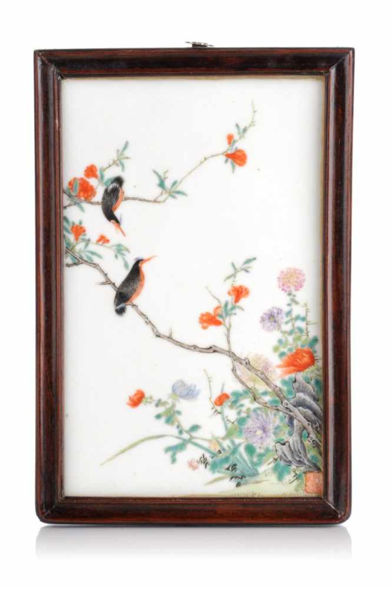 Bildplatte mit Vogel auf Zweig. Wohl China. 19. Jh./20. Jh.Porzellan, glasiert und in polychromen