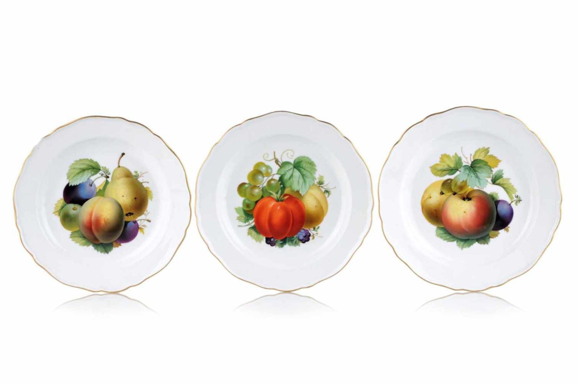 Drei Teller "Früchtemalerei". Meissen. Um 1900.Porzellan, glasiert und in polychromen