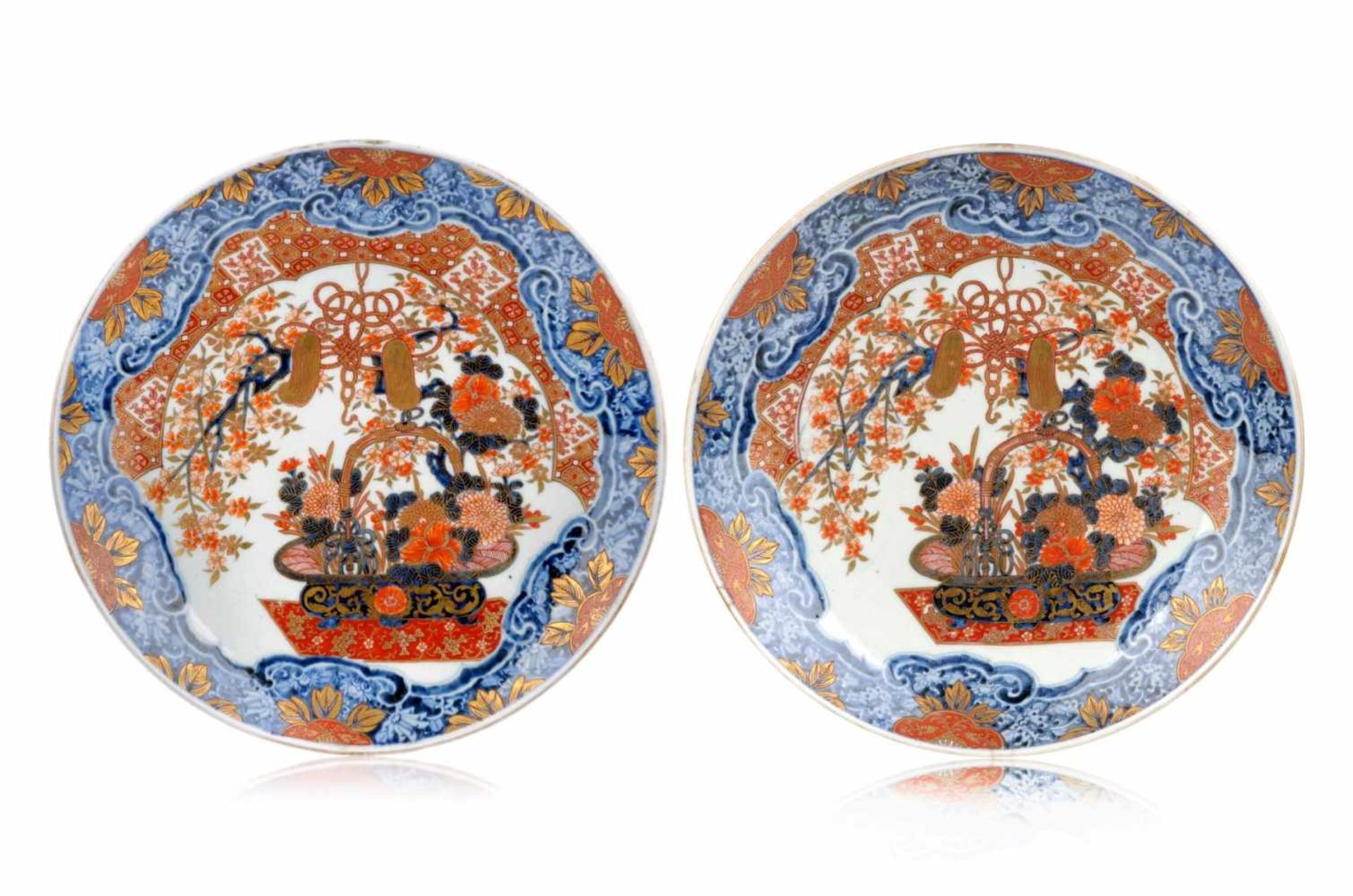 Paar große Imari-Platten. Wohl Arita, Japan. 19. Jh./20. Jh.Porzellan, glasiert, in Unterglasurblau,