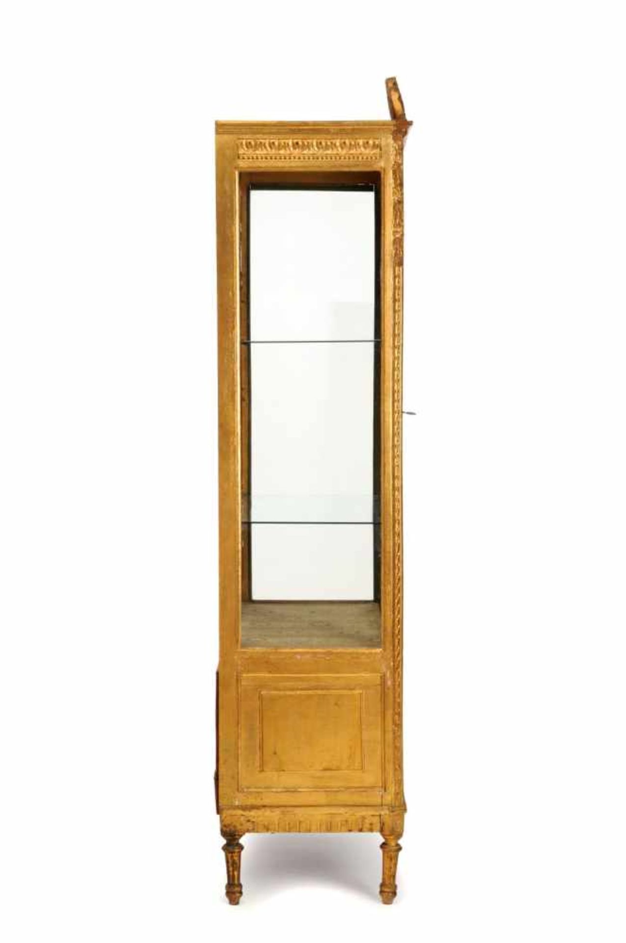 Zierliche Vitrine im Louis XVI-Stil. Wohl um 1900.Holz, mit Bolusgrundierung und goldfarbenem - Bild 3 aus 3