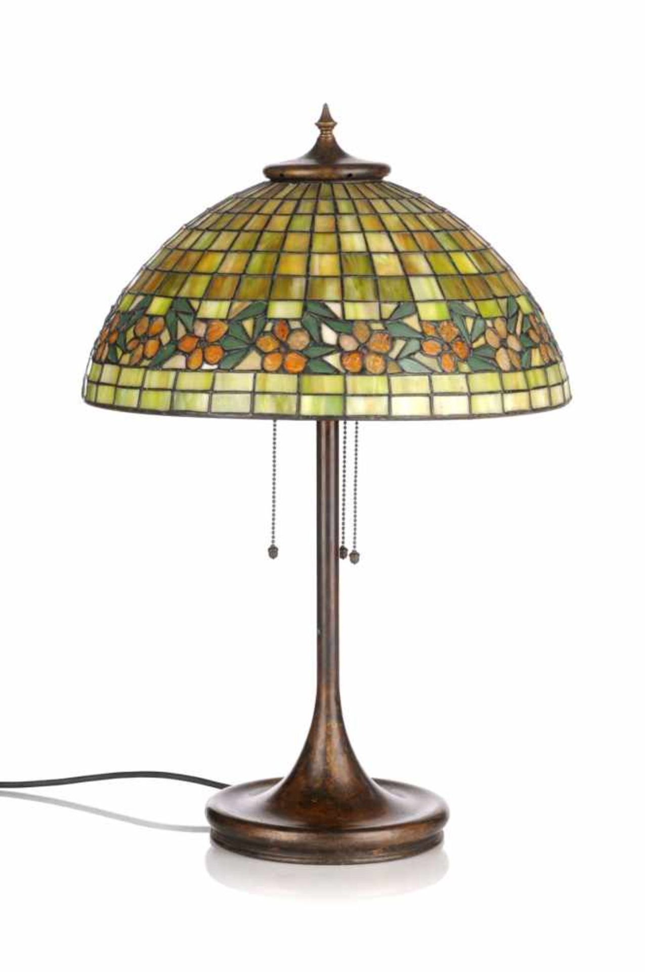 Tischlampe in der Art von Tiffany. 1. H. 20. Jh.Farbiges Glas, Lötzinn und Messing, dunkelbraun