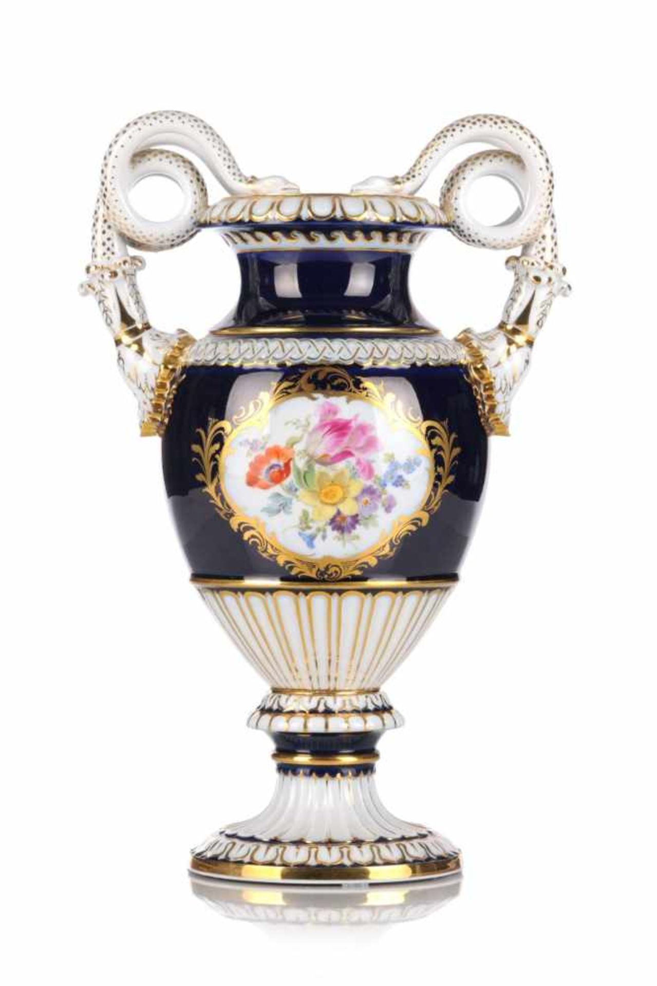 Schlangenhenkelvase mit Bukettmalerei. Ernst August Leuteritz für Meissen. Um 1937.Ernst August