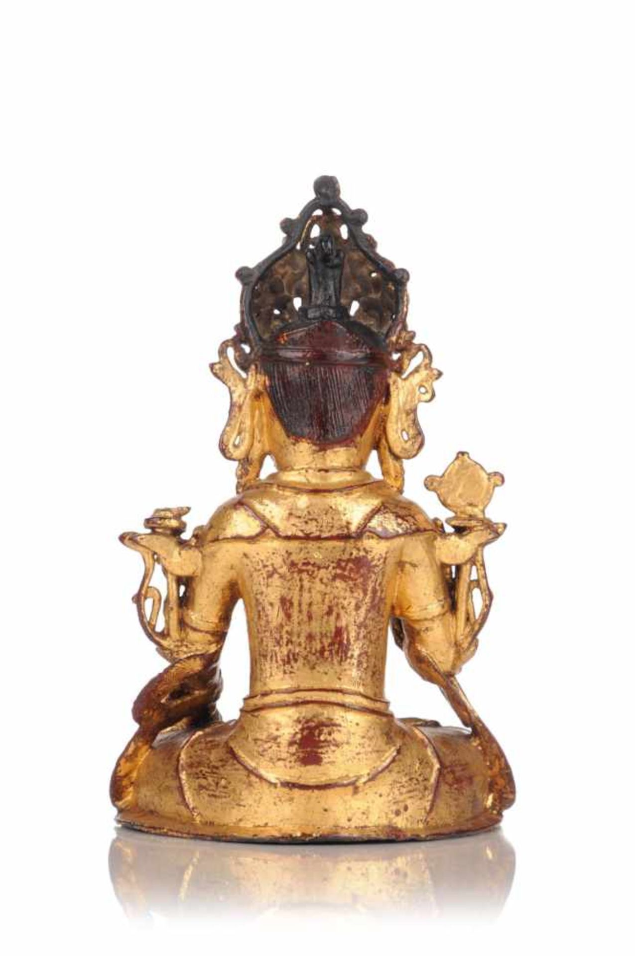 Sitzender Bodhisattva. 19. Jh./20. Jh.Bronze, vergoldet (geprüft), über roter Lackierung. - Image 3 of 3