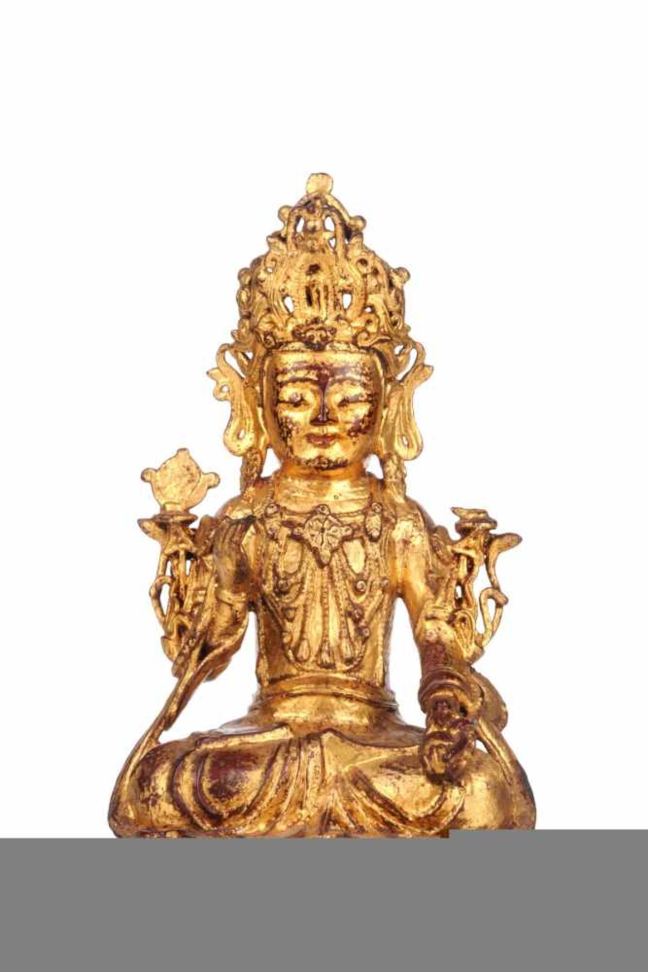Sitzender Bodhisattva. 19. Jh./20. Jh.Bronze, vergoldet (geprüft), über roter Lackierung.