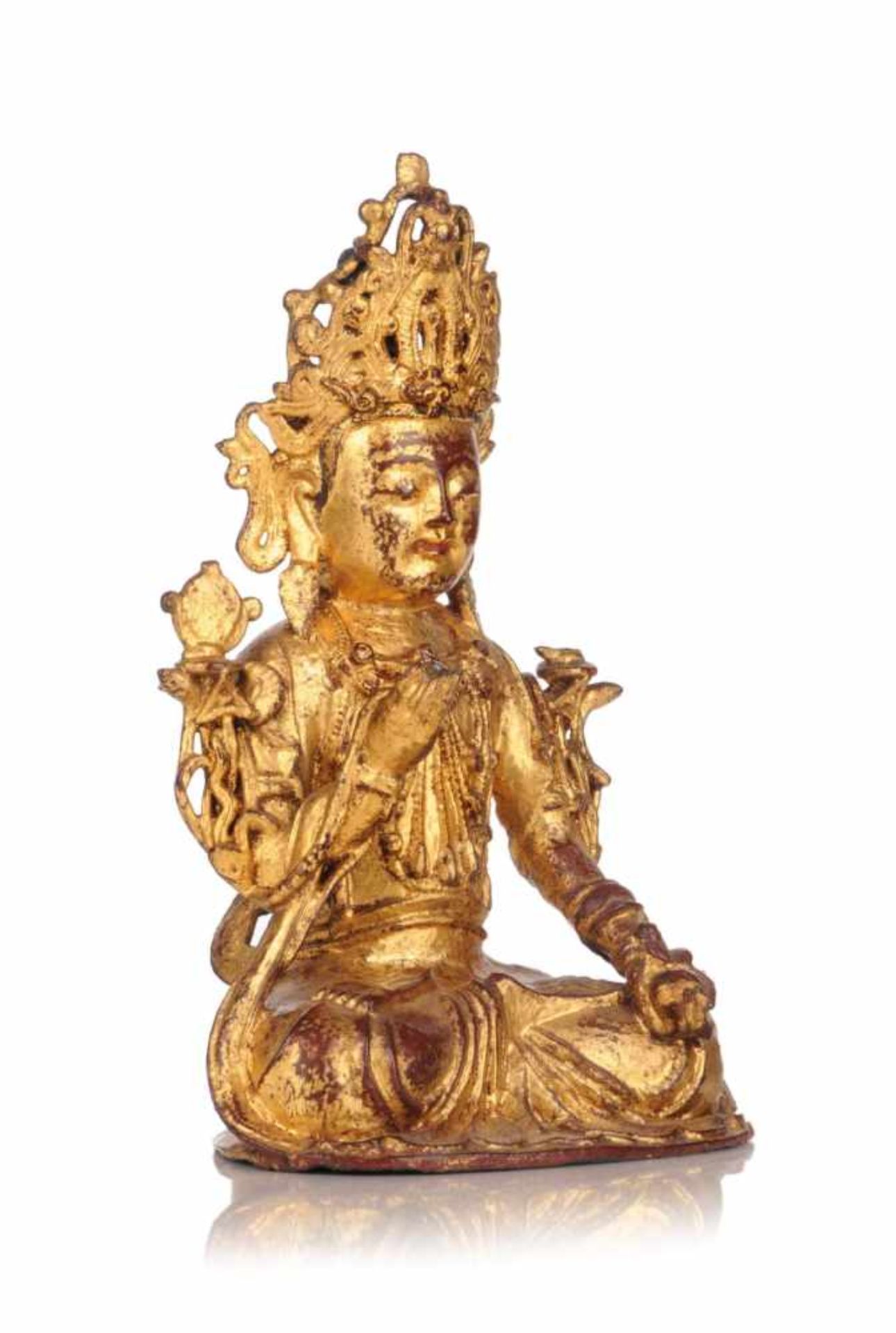 Sitzender Bodhisattva. 19. Jh./20. Jh.Bronze, vergoldet (geprüft), über roter Lackierung. - Image 2 of 3