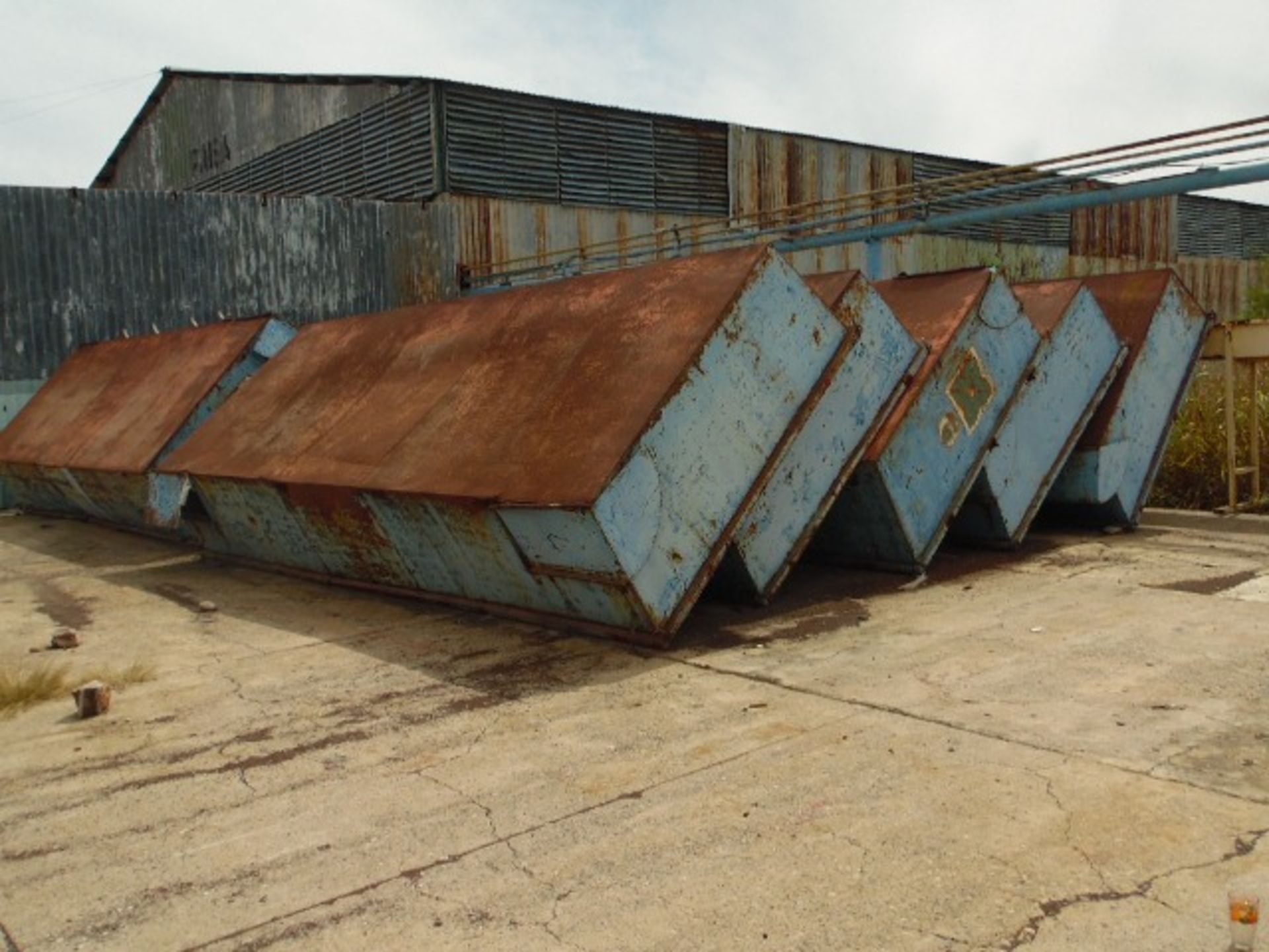 Lot of 11 containers of 6 x 2.20 meters and 1 meter bottom approximately (Lote de 11 contenedores de