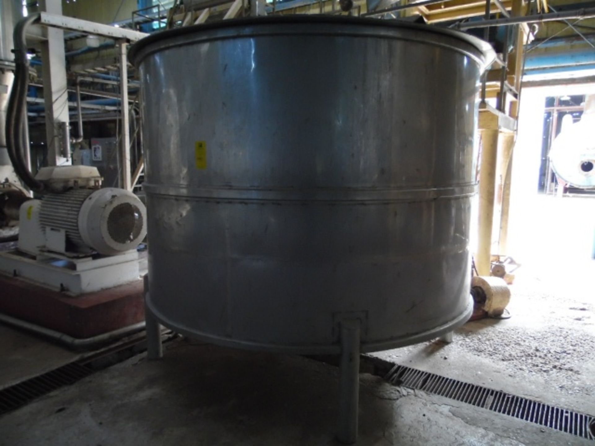 Stainless steel tank with 2.70 meters diameter and height of 3 meters approximately (Tanque de acero - Image 2 of 2