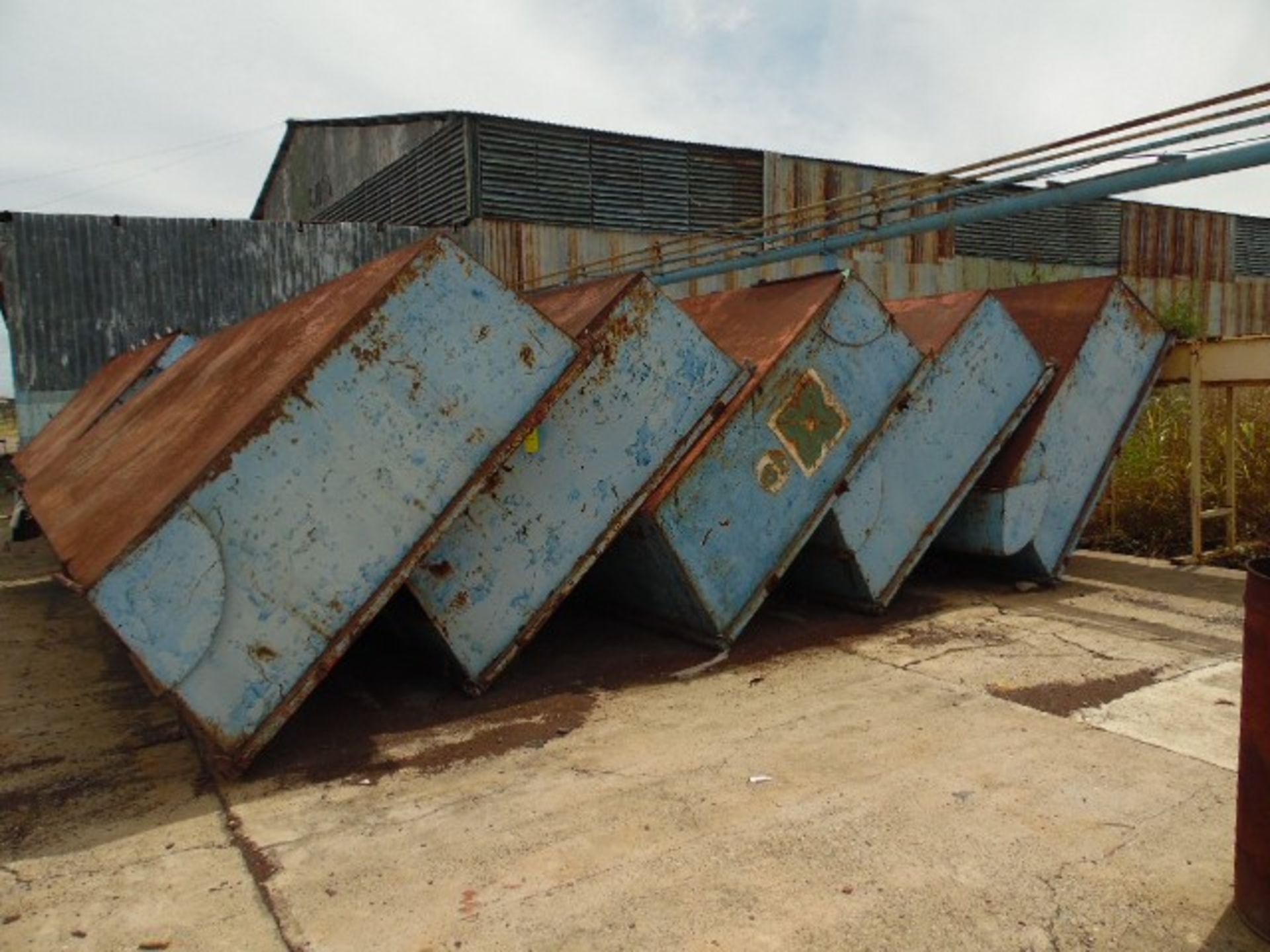 Lot of 11 containers of 6 x 2.20 meters and 1 meter bottom approximately (Lote de 11 contenedores de - Image 2 of 2