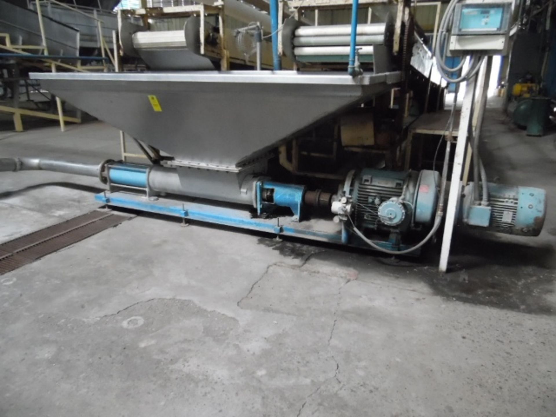 Sell with lot 126 SS hopper with bomb for liquids viscous of 20 hp with exit of 6 " approximately (