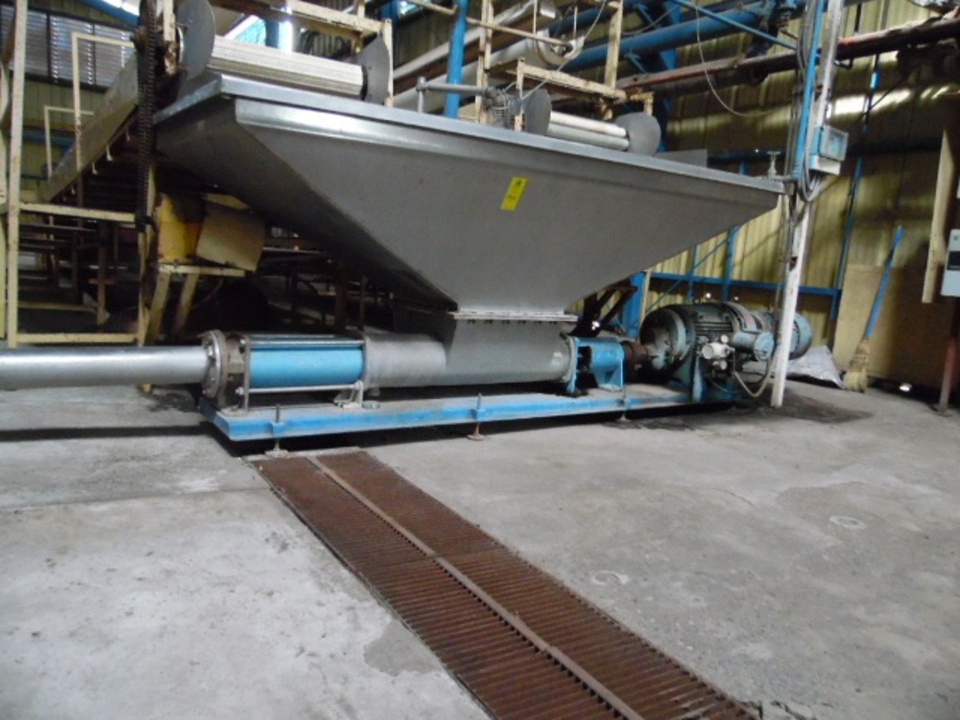 Sell with lot 126 SS hopper with bomb for liquids viscous of 20 hp with exit of 6 " approximately ( - Image 2 of 5