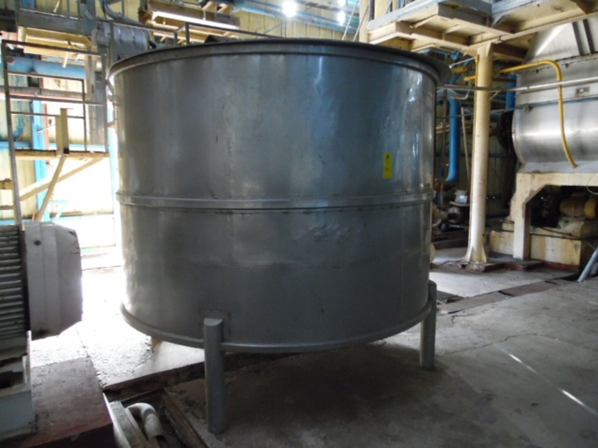 Stainless steel tank with 2.70 meters diameter and height of 3 meters approximately (Tanque de acero