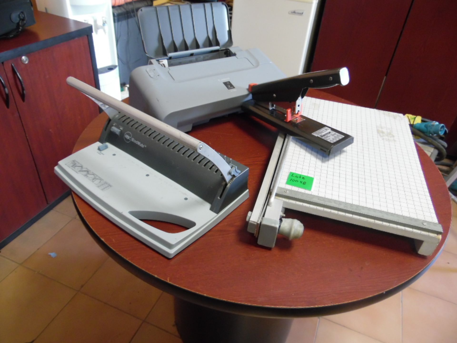 Lot of articles for office, printer canon model ip1300, stapler, engargoladora and guillotine. (Lote - Image 4 of 4