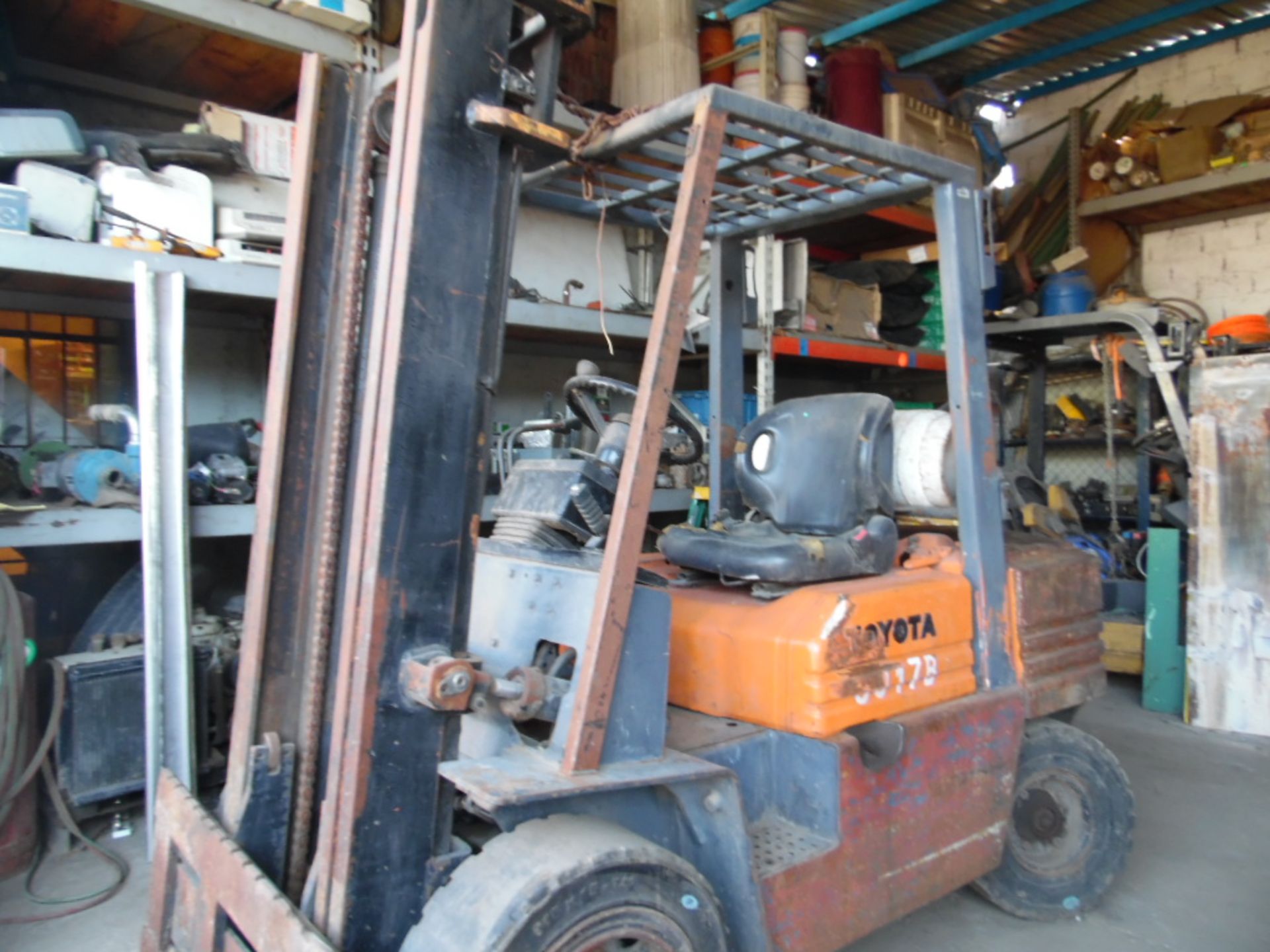 Lot of a forklift, brand TOYOTA, model 5FG30, series 5FG30-40927, load capacity 6000 pounds. (Lote - Image 3 of 6