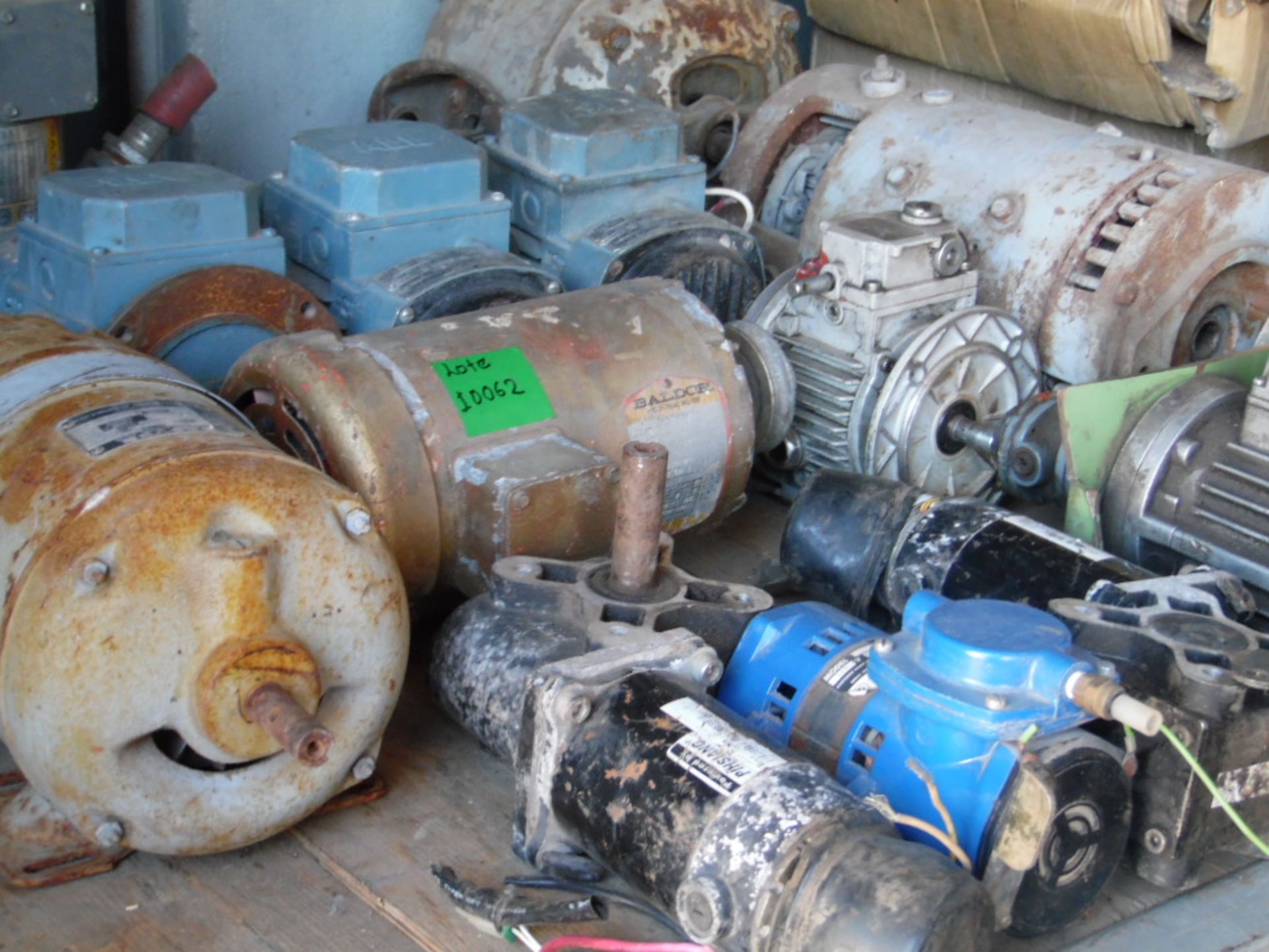 Lot of 07 electric motors, 03 gearmotors and 02 pumps of different brands and capacities. (Lote de - Image 3 of 3