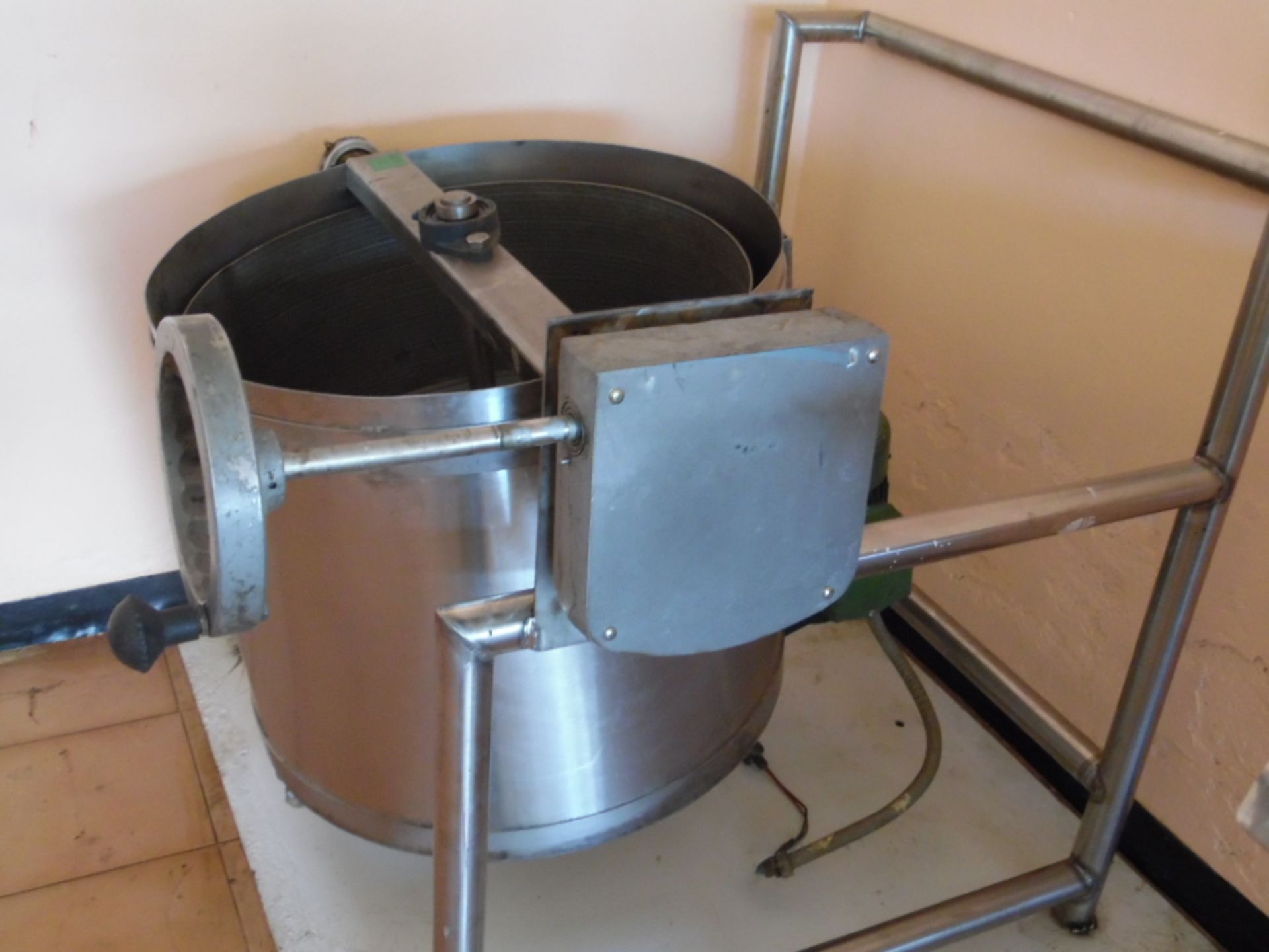 Centriguga machine of oil for frying with measures of 1m of width, 1.10 length and 1m of height.( - Image 2 of 4