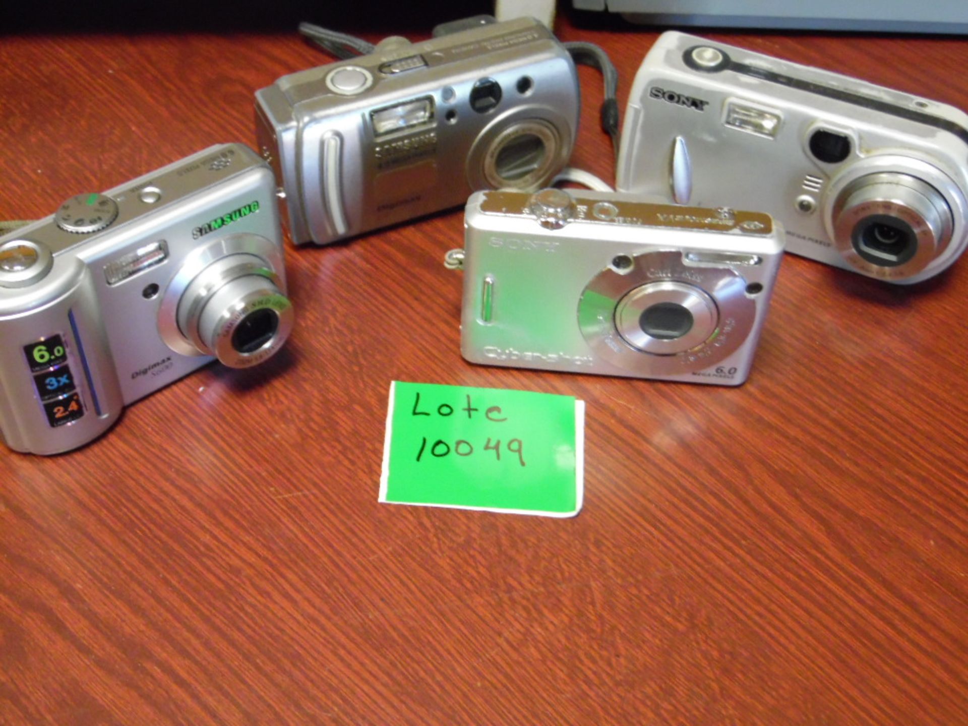 Lot of digital cameras different brands and models. (Lote de camaras fotograficas digitales