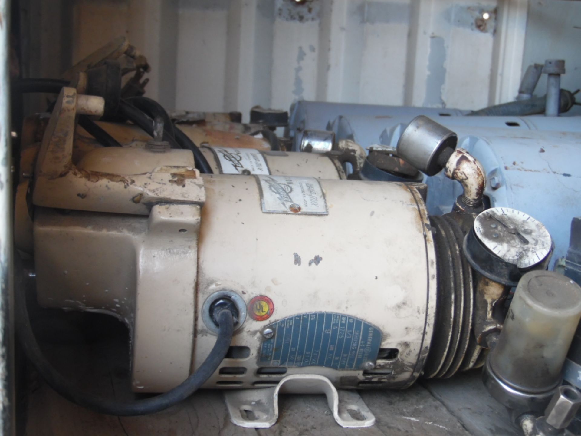 Lot of 03 engines with advanced and 05 vacuum pumps of 1/3 hp, 1725 rpm. (Lote de 03 motores con - Image 2 of 2