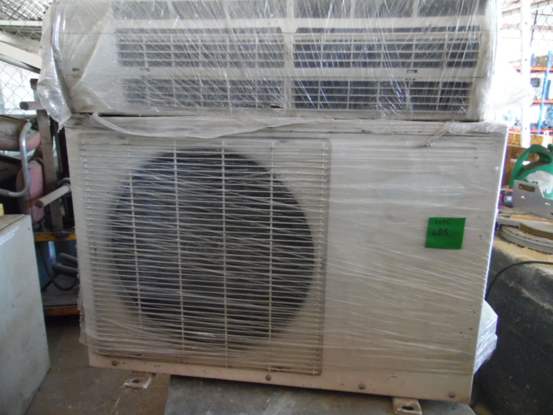 Carrier brand air conditioning, Model HPC123C-E, 1200 BTU / h, 230 V, phase 1, 60 hz. (Aire