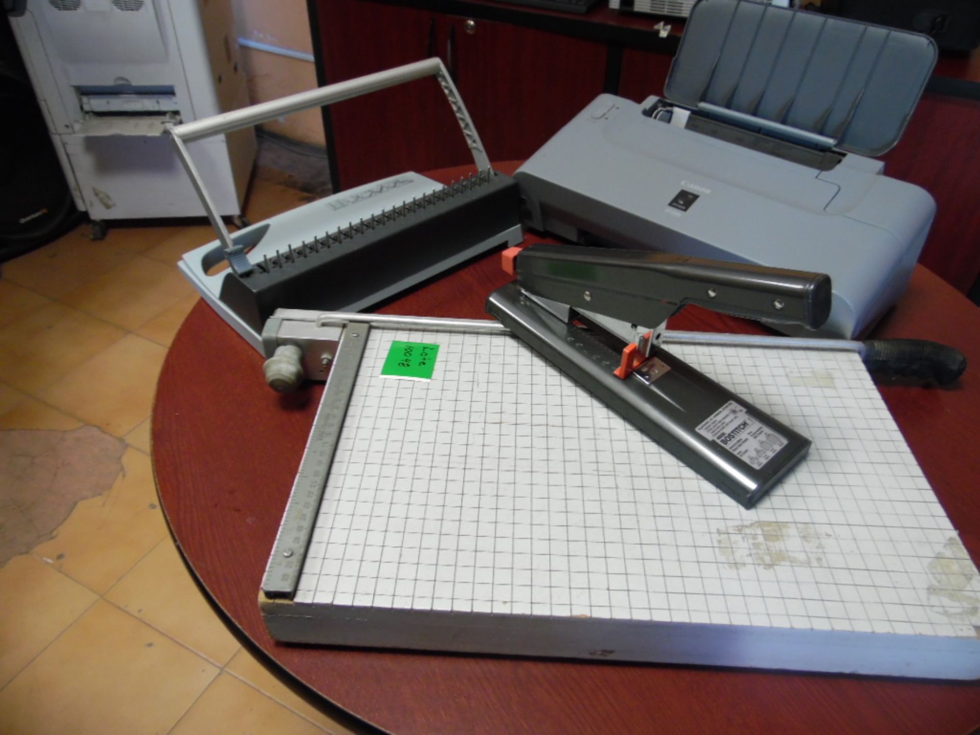 Lot of articles for office, printer canon model ip1300, stapler, engargoladora and guillotine. (Lote - Image 3 of 4