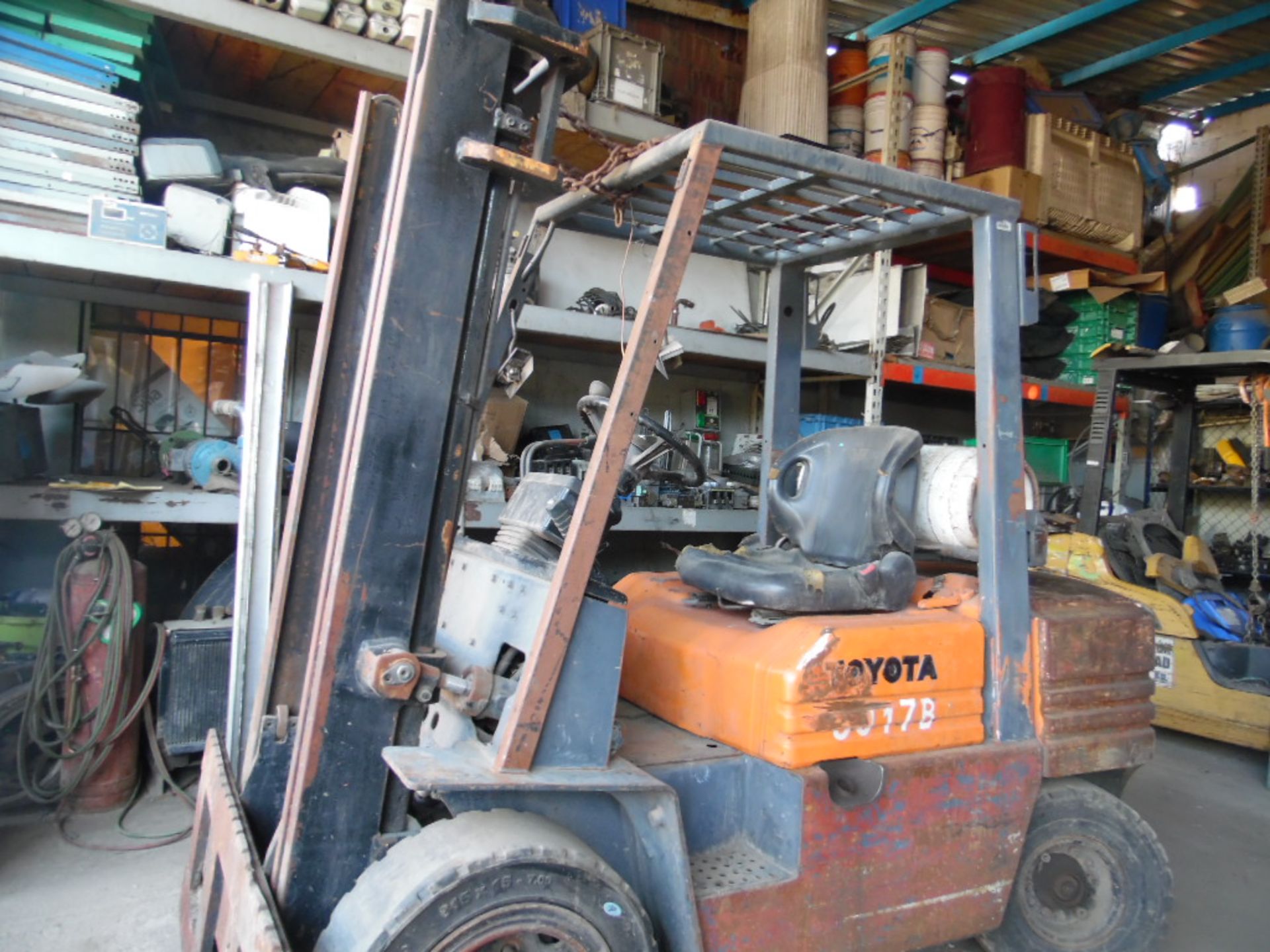 Lot of a forklift, brand TOYOTA, model 5FG30, series 5FG30-40927, load capacity 6000 pounds. (Lote