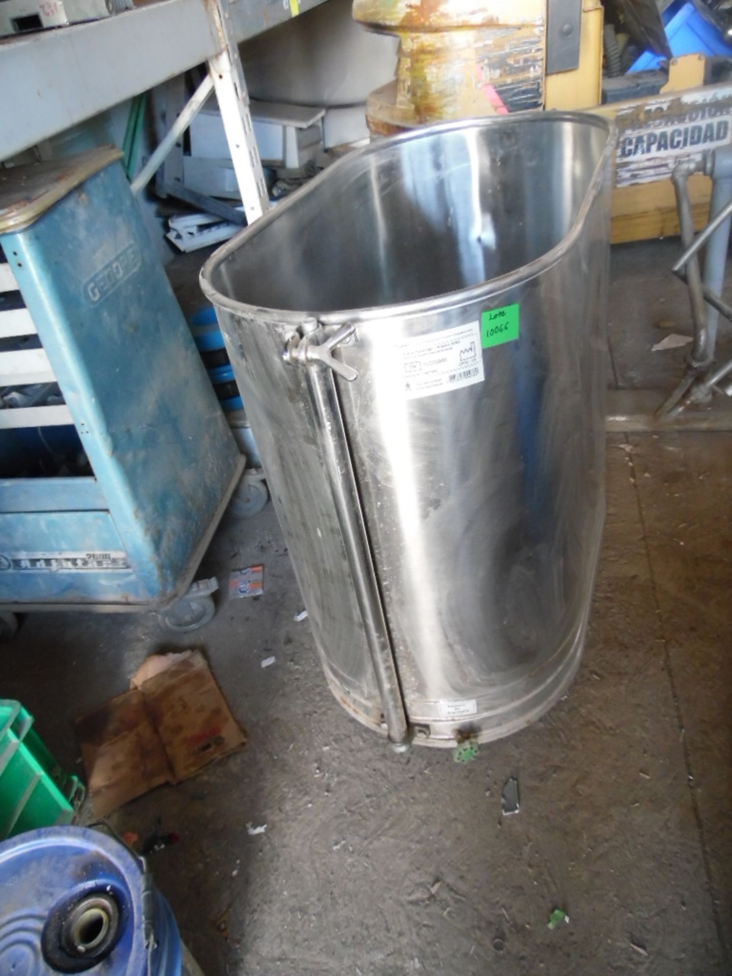 Lot of a stainless steel tub, 1.49 meters long, 89.5 cm wide, 71 cm high. (Lote de una tina de acero