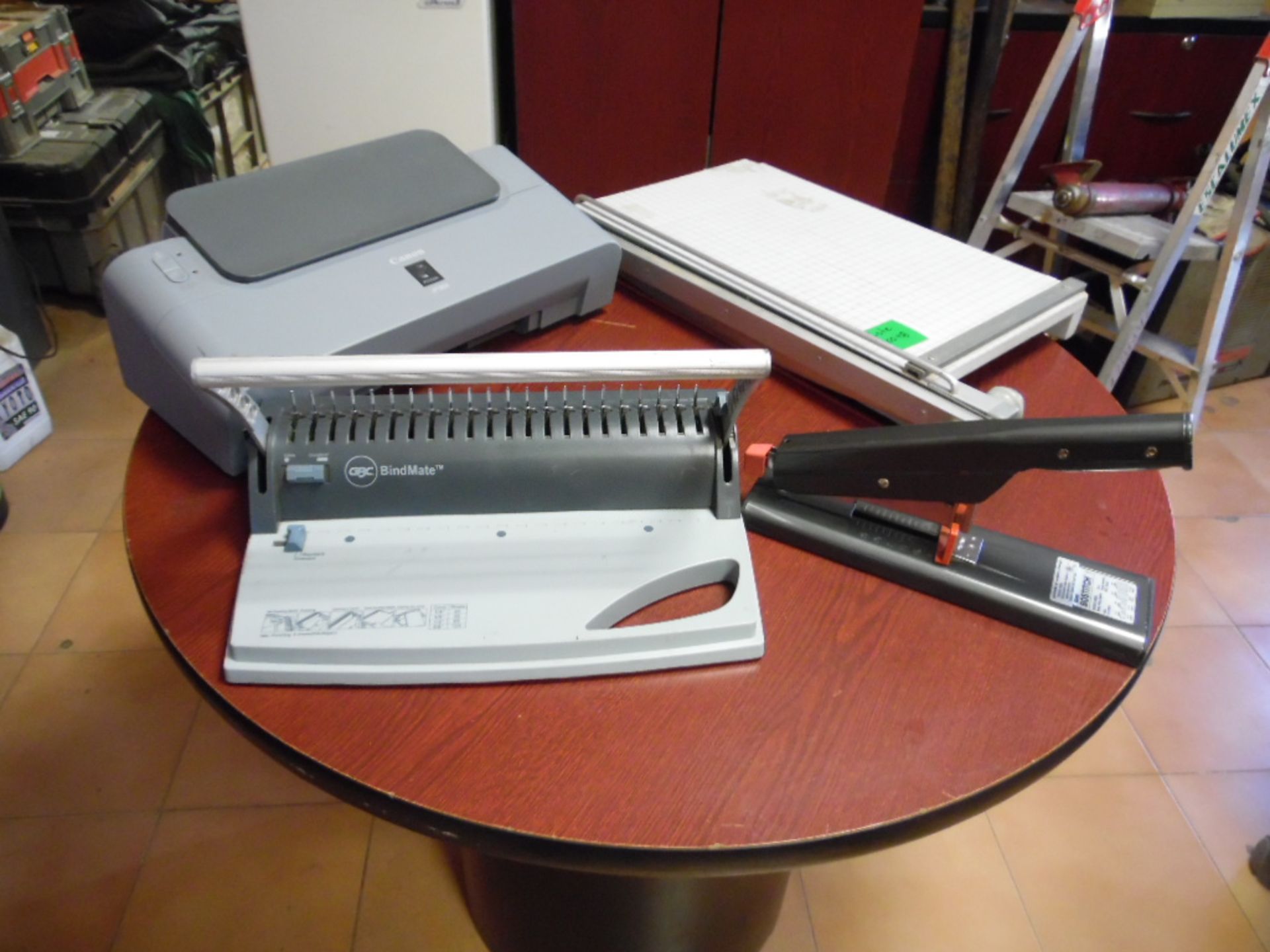 Lot of articles for office, printer canon model ip1300, stapler, engargoladora and guillotine. (Lote