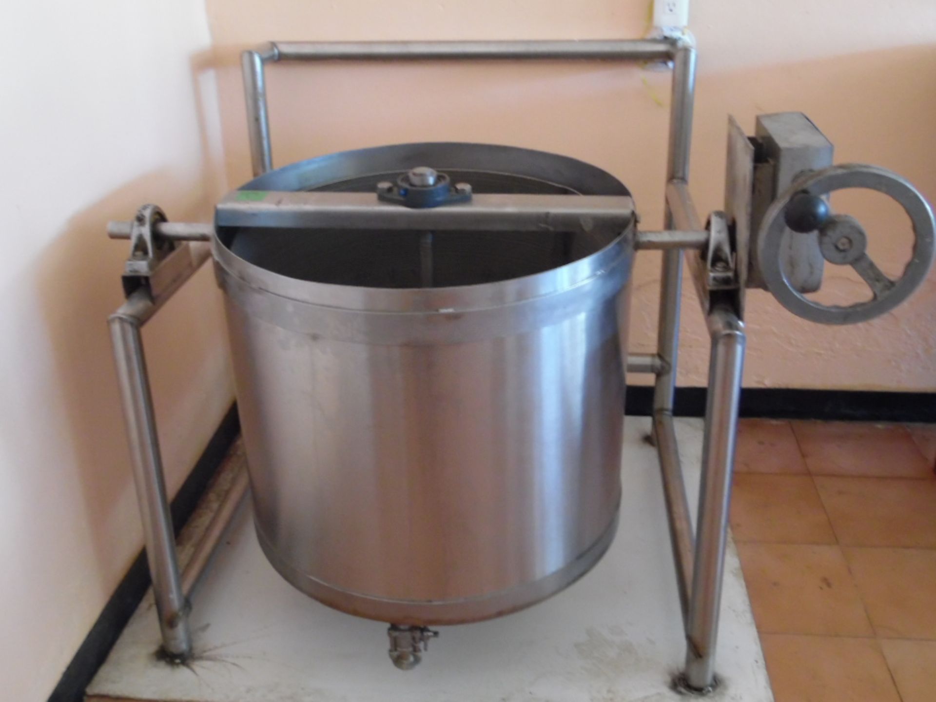 Centriguga machine of oil for frying with measures of 1m of width, 1.10 length and 1m of height.(