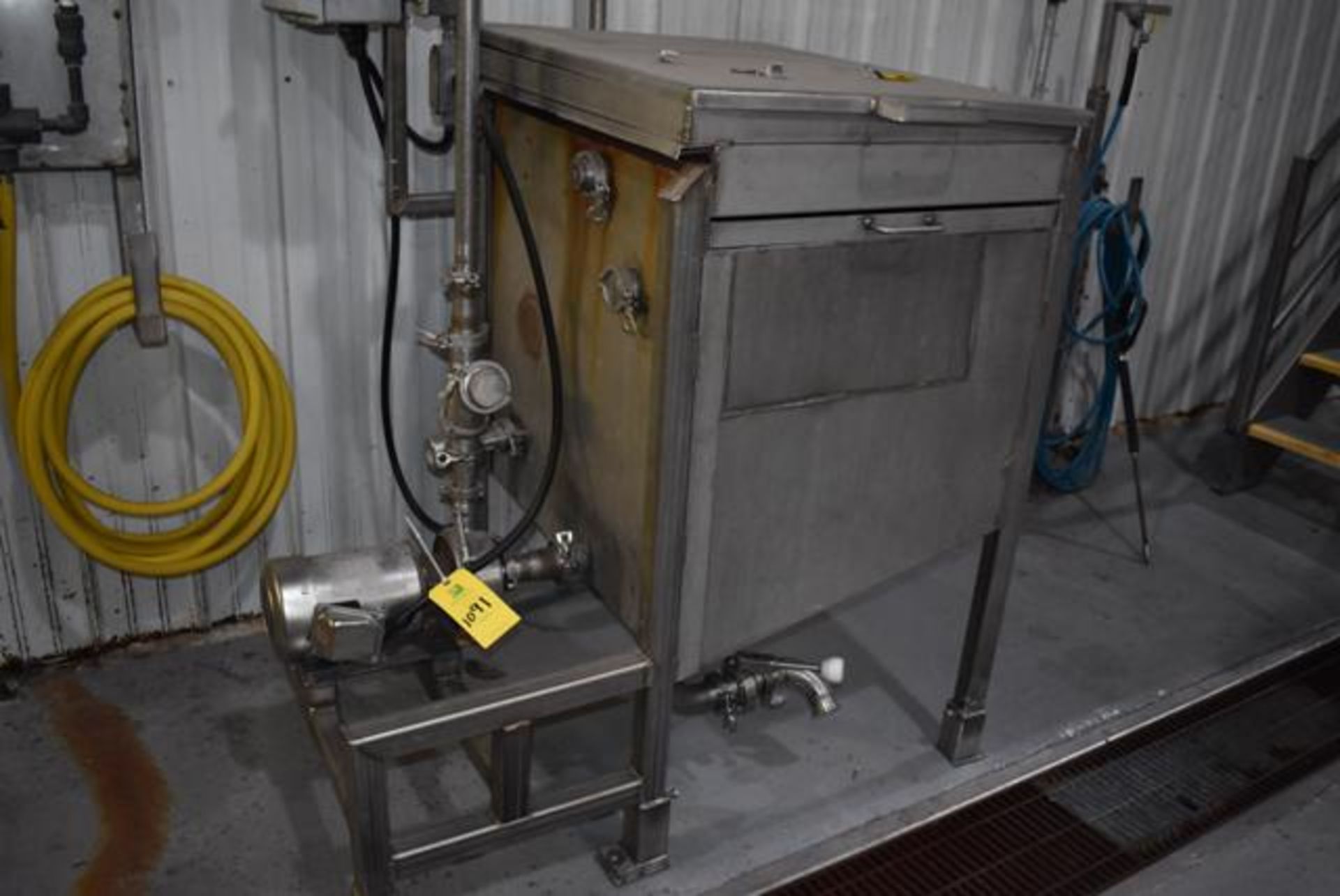 Stainless Steel Tank w/Lid, 32" x 36" x 32", SS Screen, Includes Pump & Motor, RIGGING FEE: $175