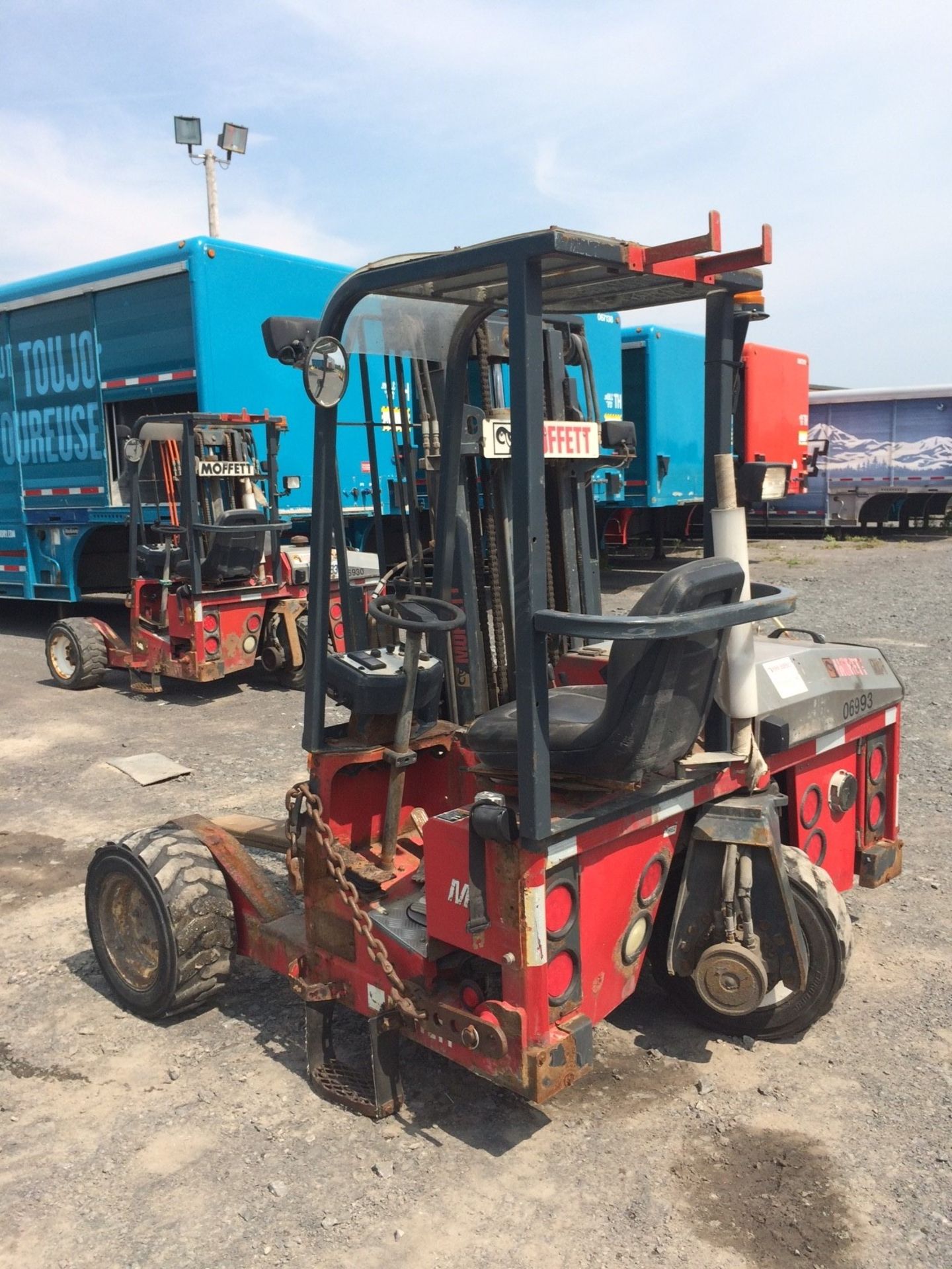 2006 Moffett 3-7 Forklift, Diesel Kubota Engine, 4,500 lb lift cap., Mast Height: 84" , Indicated - Image 4 of 8