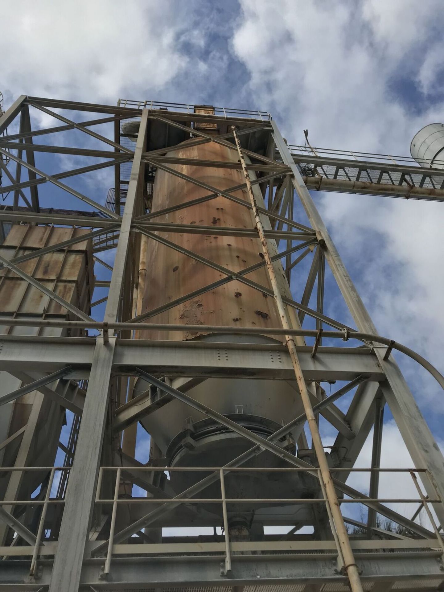 60-degree cone bottom silos with bin activators for dry/powdered materials; nominal 50-ton capacity - Image 2 of 3