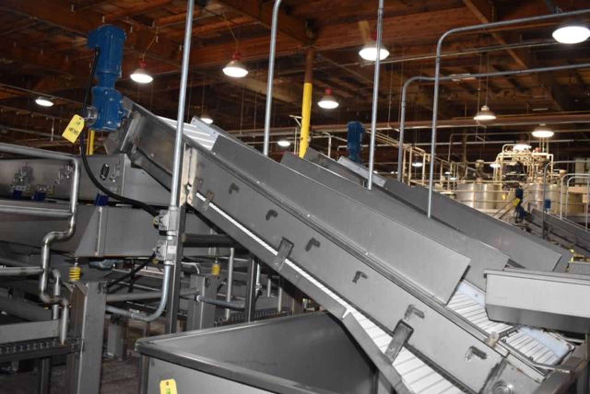 Commercial Incline Conveyor, Pleated, 24" Wide Belt x 8' Length, RIGGING FEE: $200