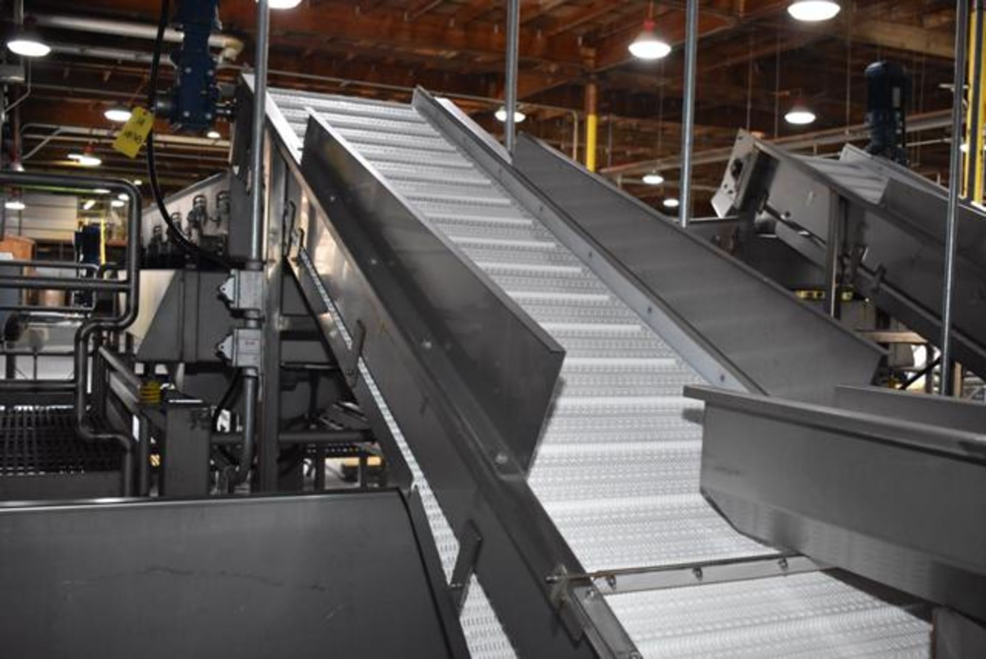 Commercial Incline Conveyor, Pleated, 24" Wide Belt x 8' Length, RIGGING FEE: $200 - Image 2 of 2