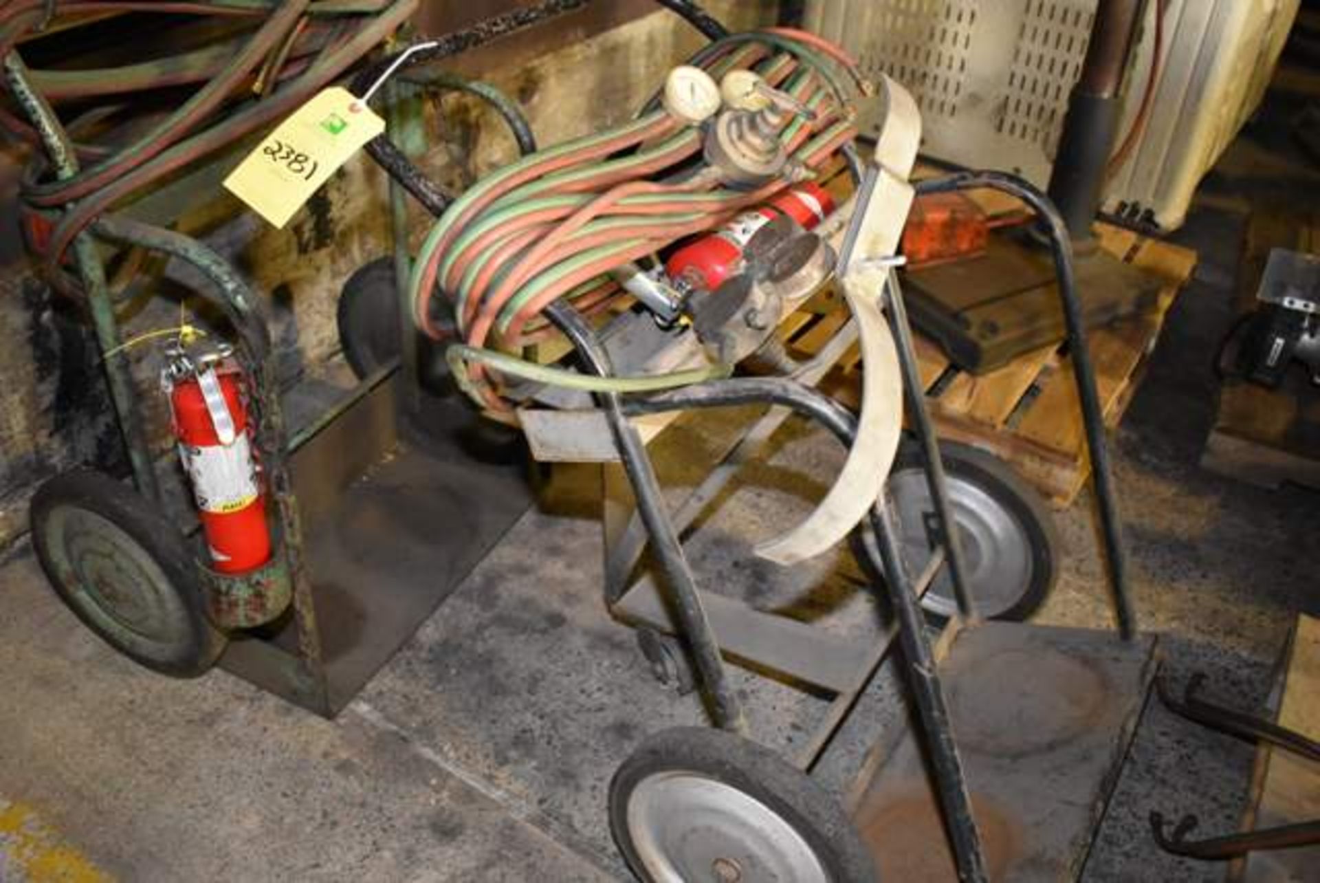 Welding/2-Wheel Torch Cart, Assorted Regulators, RIGGING FEE: $35