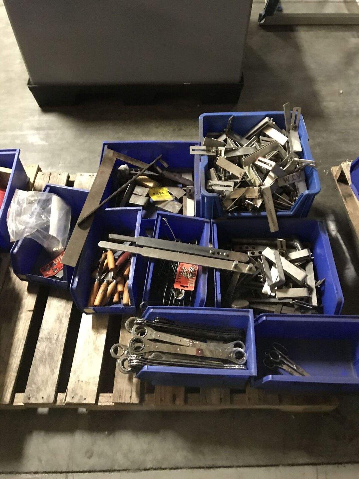 (5) pallets of clamps and shop tools Rigging Fee $20 - Image 5 of 7