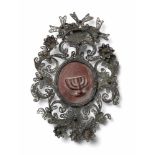 Amulett 19.Jh. Ovale Kapsel aus Silber. Darin rote Wachsbossierung, eine Menora darstellend. Florale