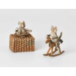 Tierfiguren: 2 Katzen Wiener Bronze, 20.Jh. Ziseliert und polychrom bemalt. Katze auf Schaukelpferd,