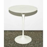 Saarinen, Eero Beistelltisch Tulip, Entwurf 1957. Steinplatte auf Aluminiumgussgestell. Guter