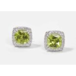 Peridot-Brillant-Ohrstecker 750 Weissgold. 2 feine Peridots ca. 4.20 ct, Brillanten ca. 0.50 ct.